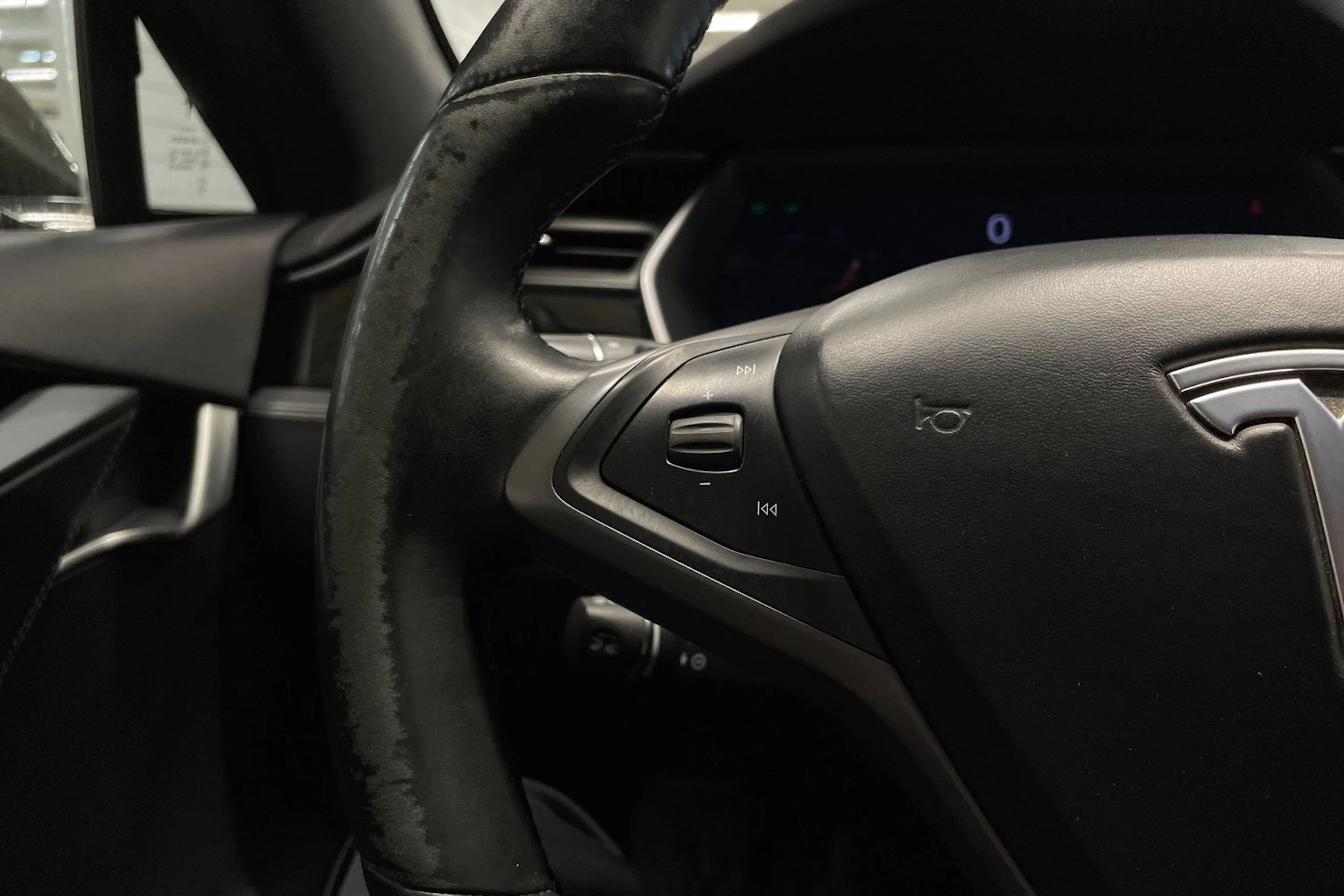 Ruskea (beige) Tesla Model S 2018 kuva 17.