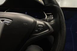 Ruskea (beige) Tesla Model S 2018 kuva 18.