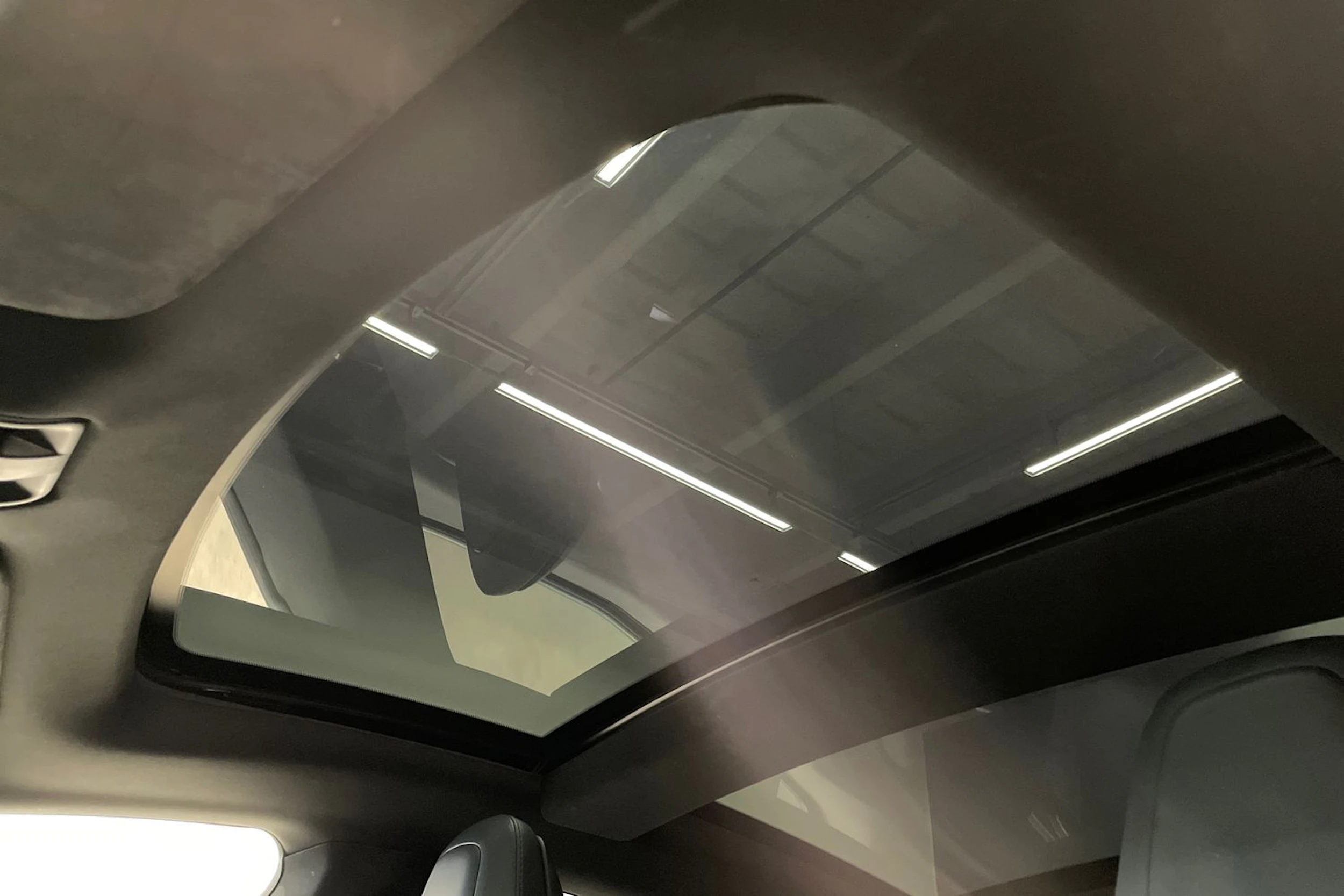 Ruskea (beige) Tesla Model S 2018 kuva 20.