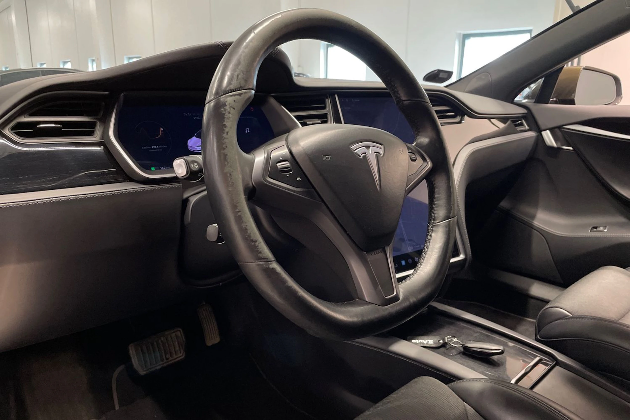 Ruskea (beige) Tesla Model S 2018 kuva 21.