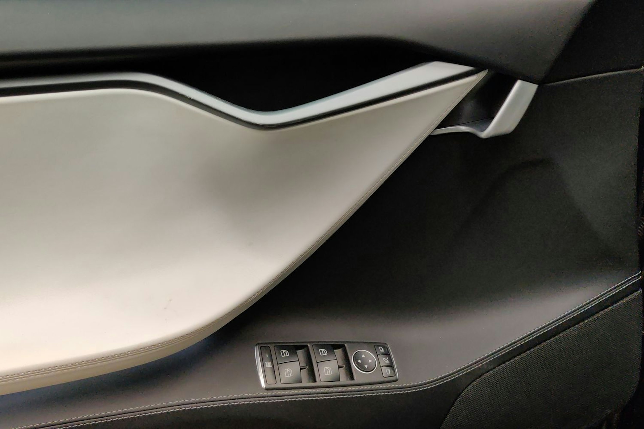 Musta Tesla Model S 2019 kuva 19.