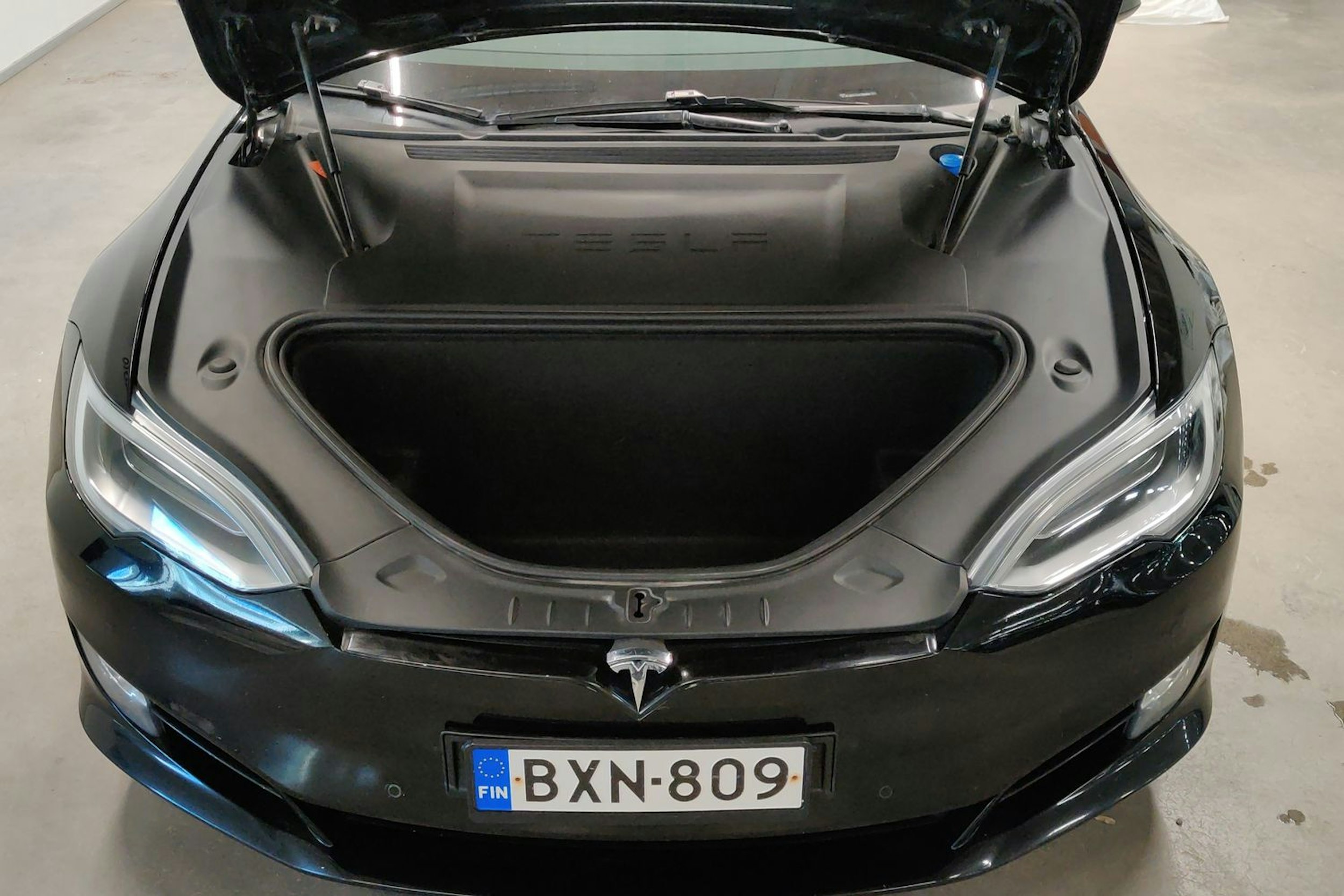 Musta Tesla Model S 2019 kuva 24.