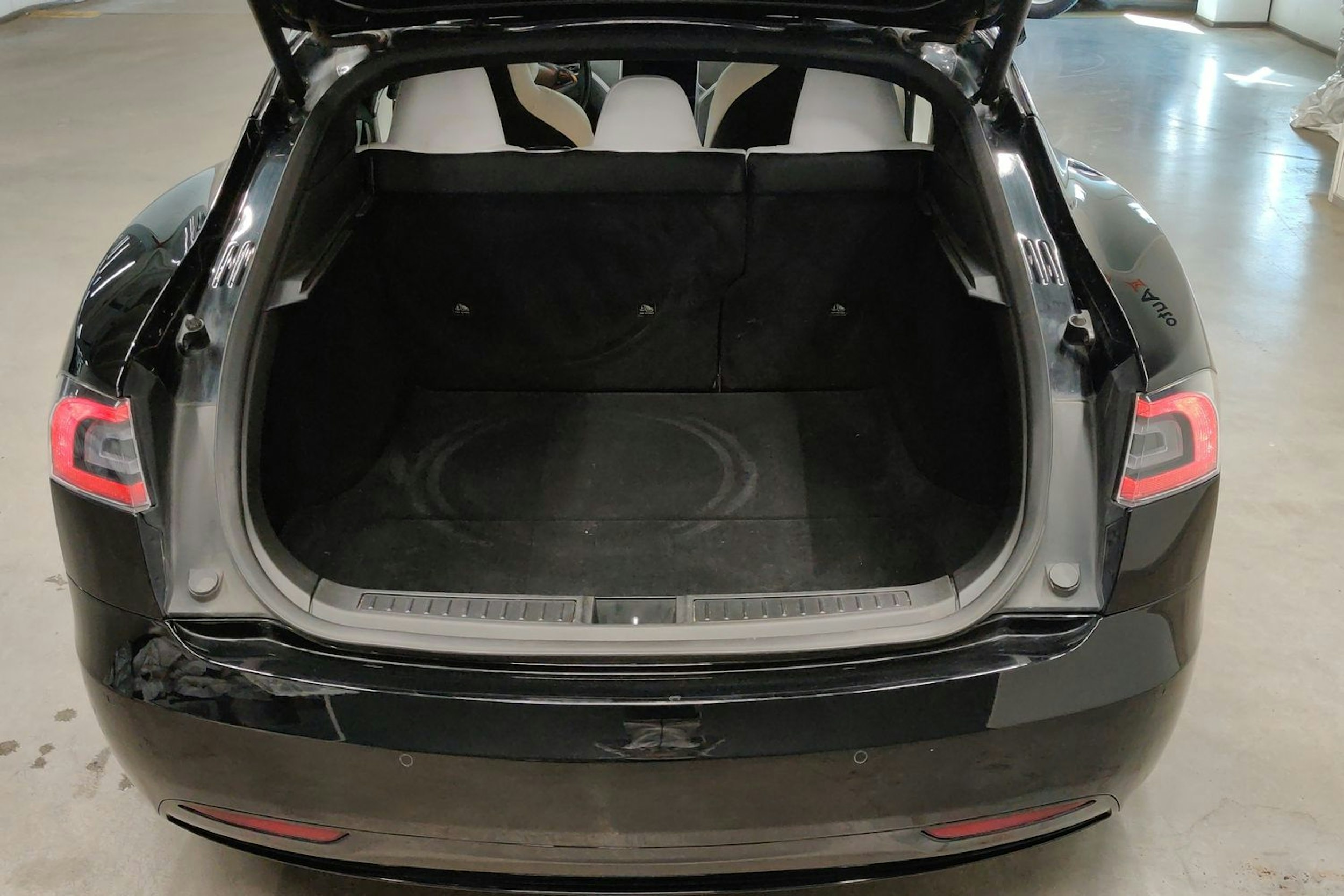 Musta Tesla Model S 2019 kuva 25.