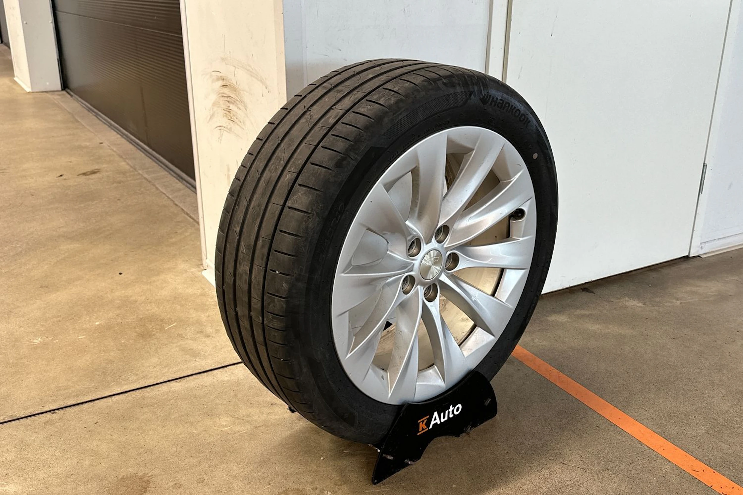 harmaa Tesla Model S 2019 kuva 13.