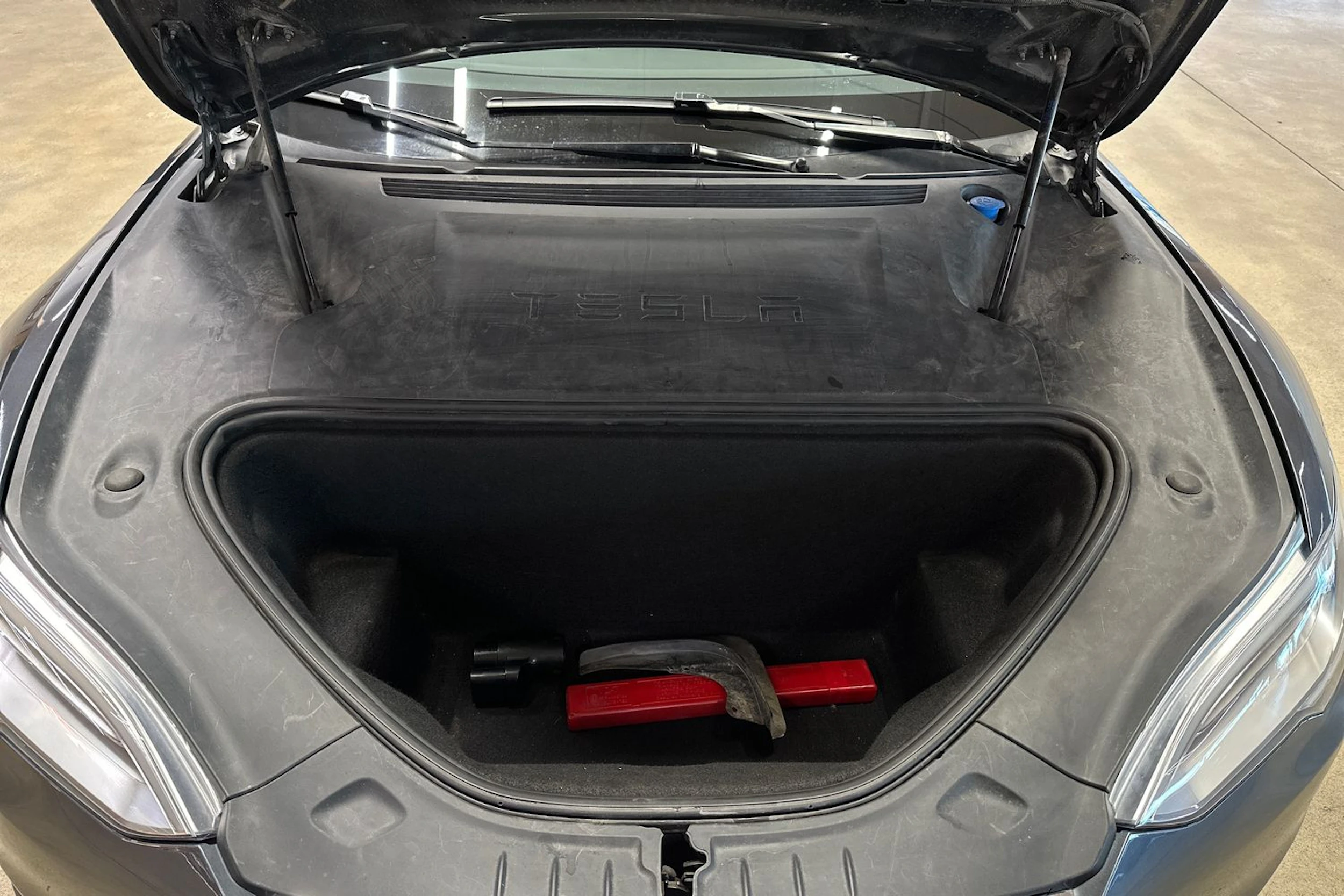 harmaa Tesla Model S 2019 kuva 24.
