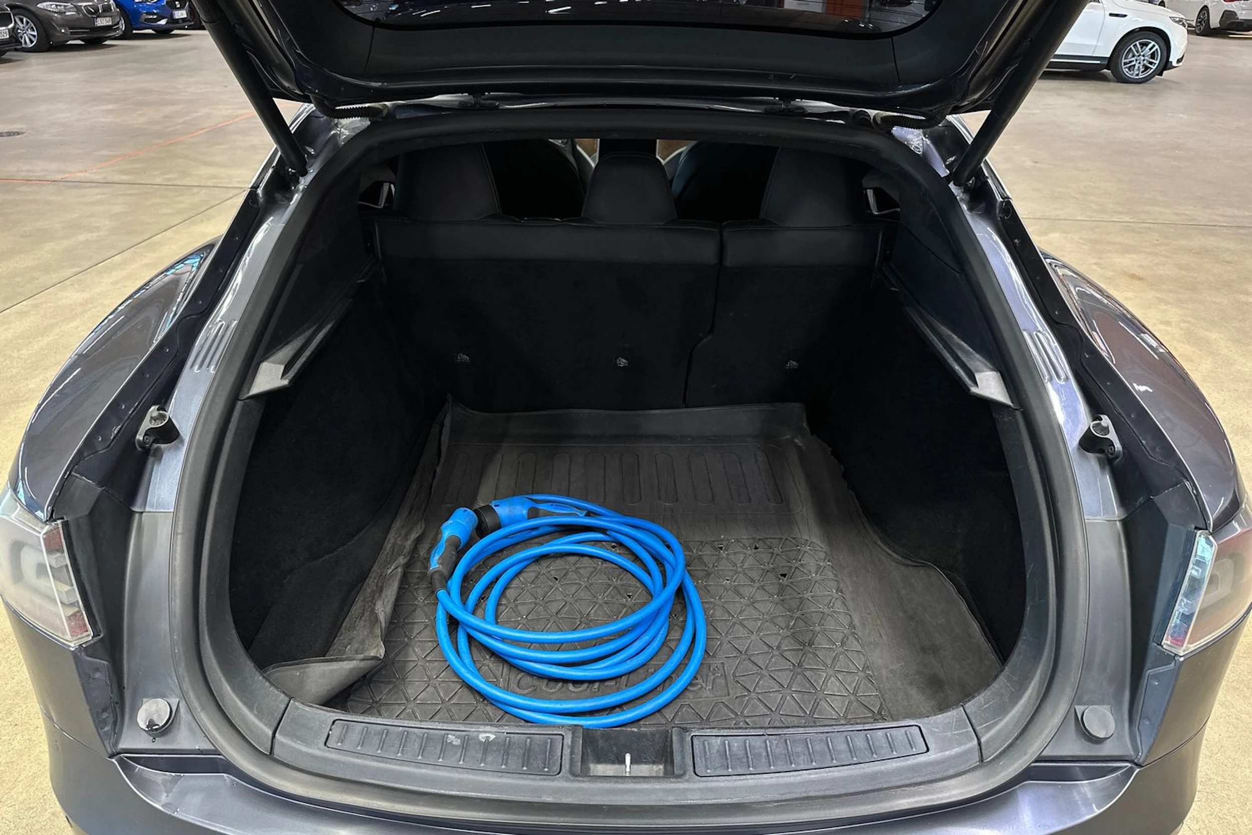 harmaa Tesla Model S 2019 kuva 25.