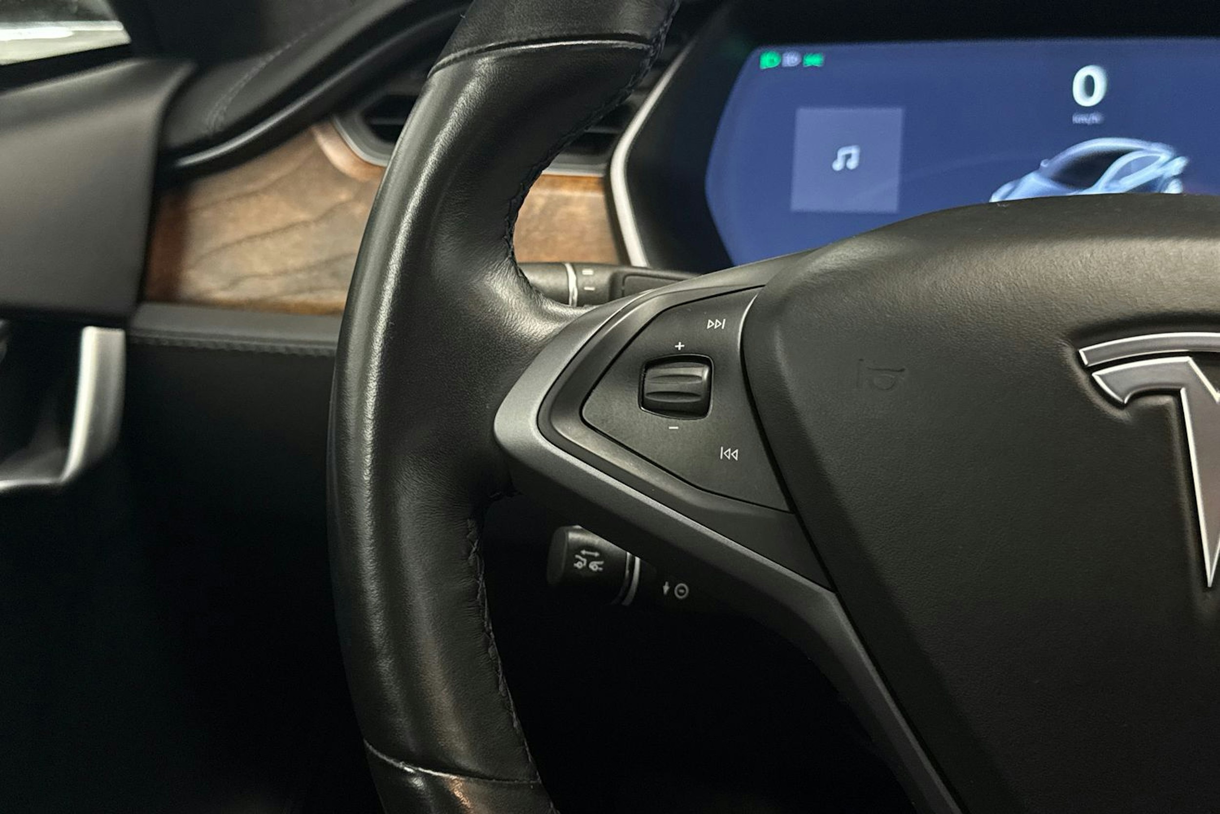 harmaa Tesla Model S 2019 kuva 16.