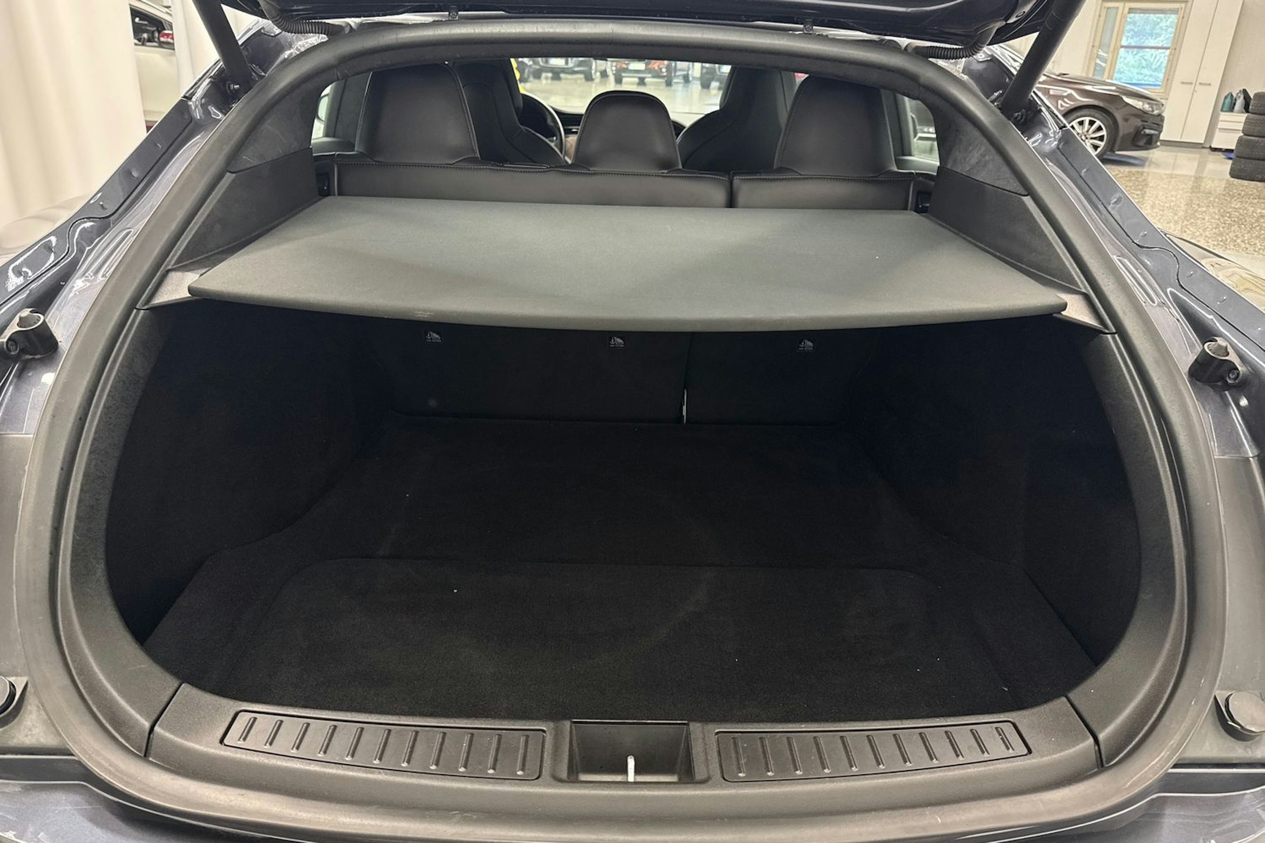 harmaa Tesla Model S 2019 kuva 37.