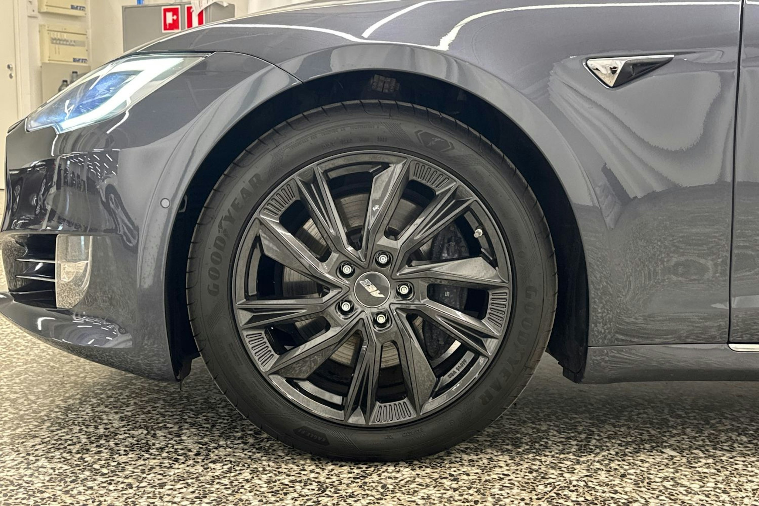 harmaa Tesla Model S 2019 kuva 40.