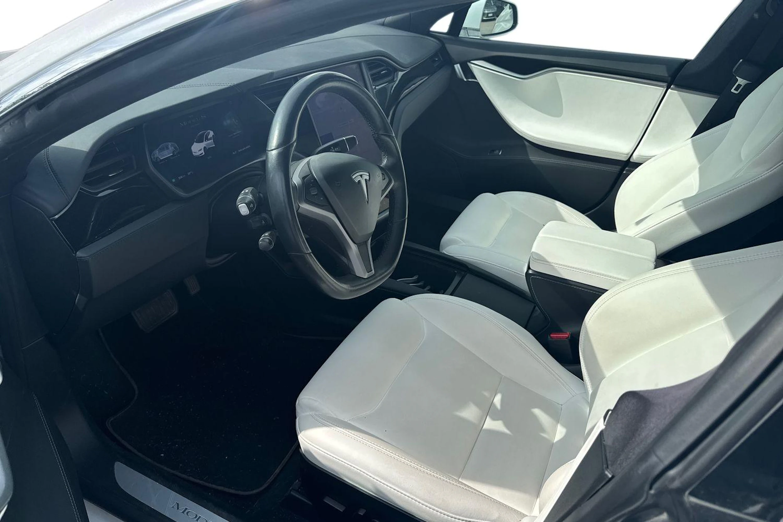 valkoinen Tesla Model S 2020 kuva 3.