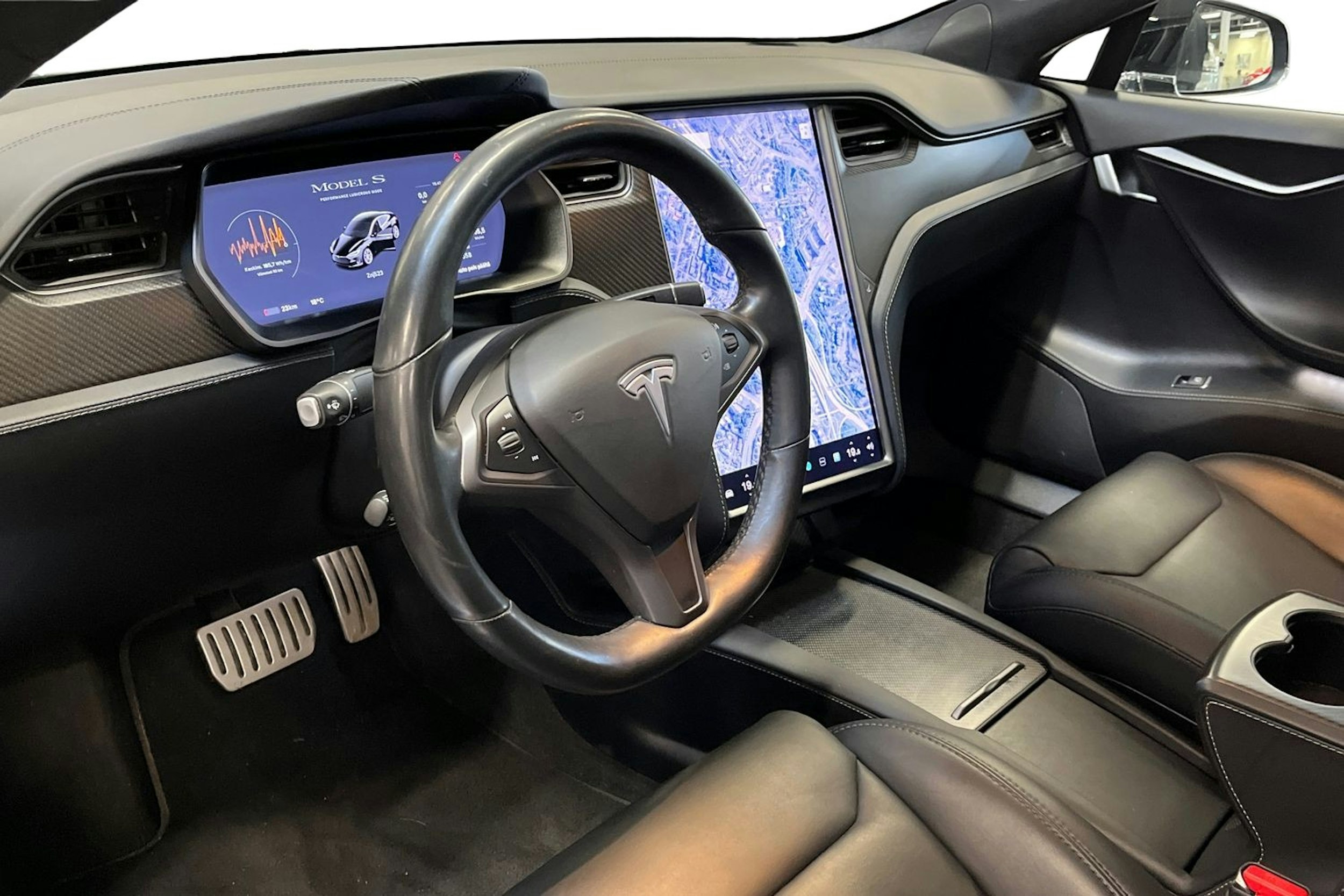Musta Tesla Model S 2020 kuva 6.