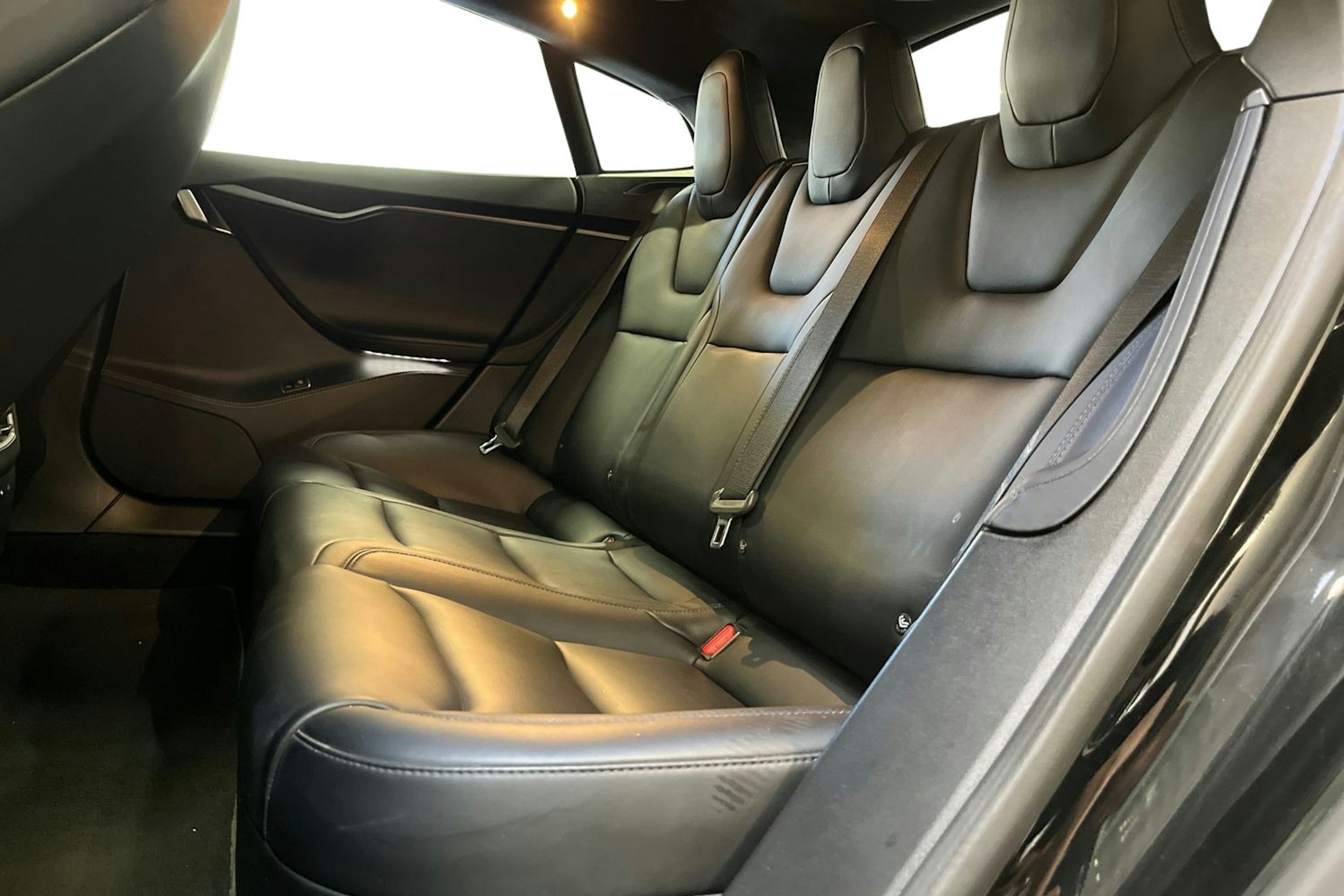 Musta Tesla Model S 2020 kuva 8.