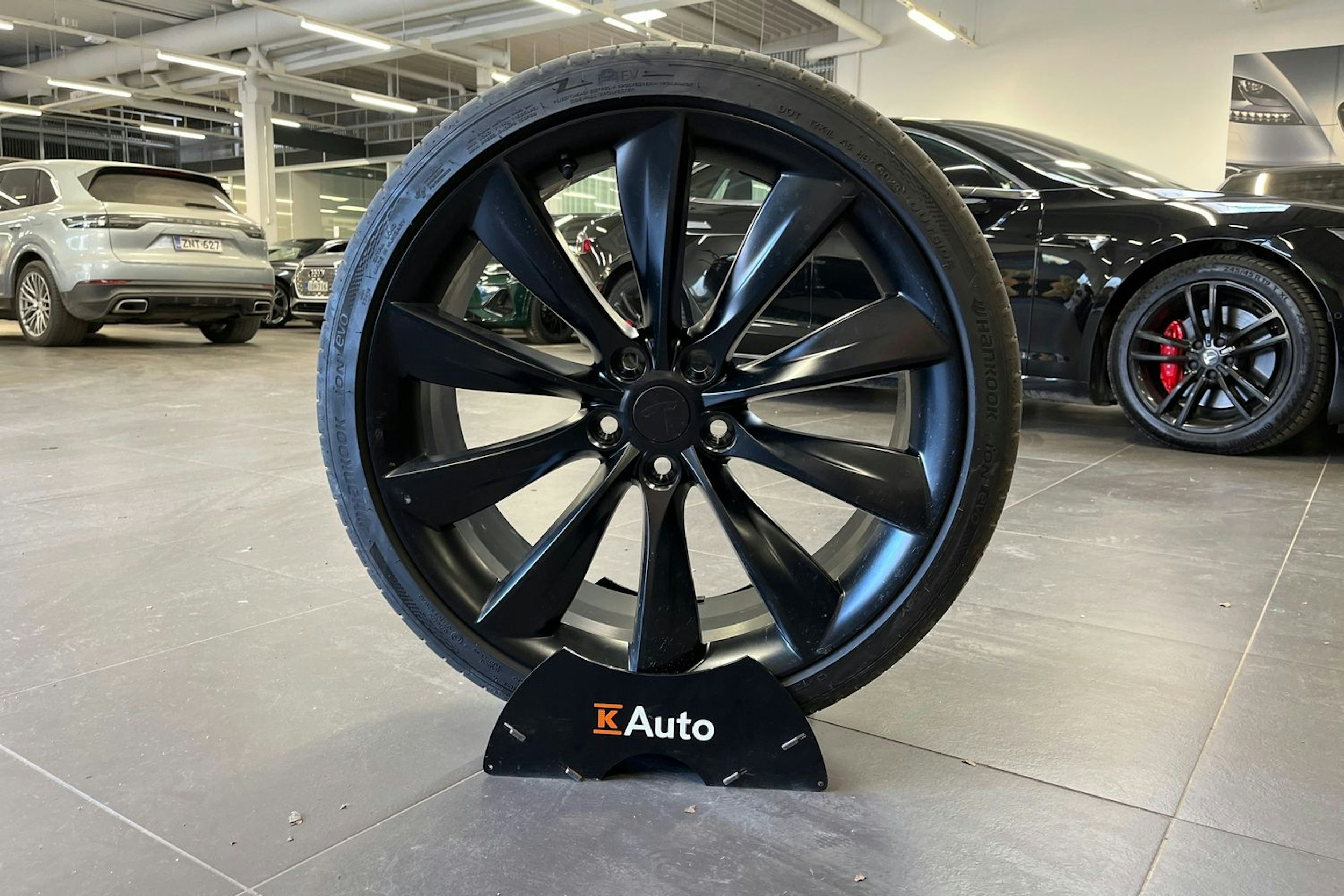 Musta Tesla Model S 2020 kuva 10.