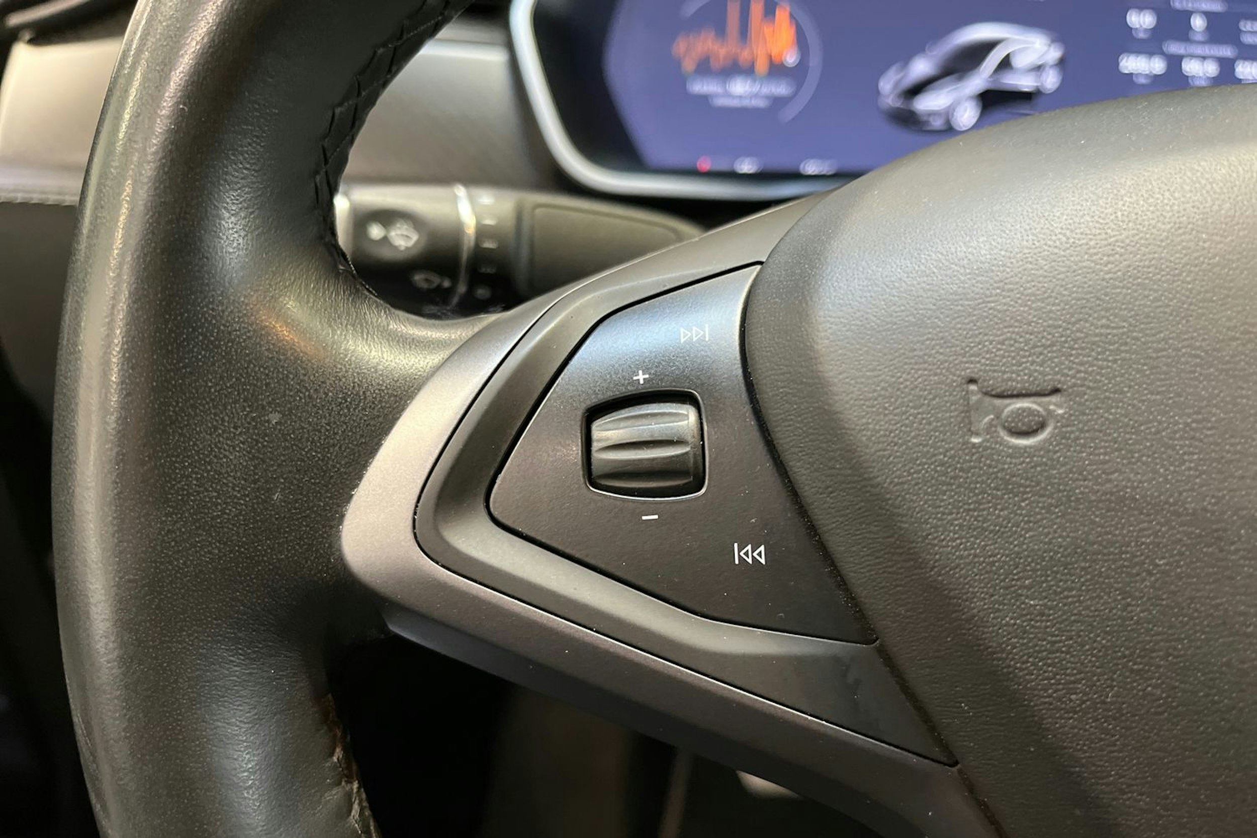 Musta Tesla Model S 2020 kuva 12.