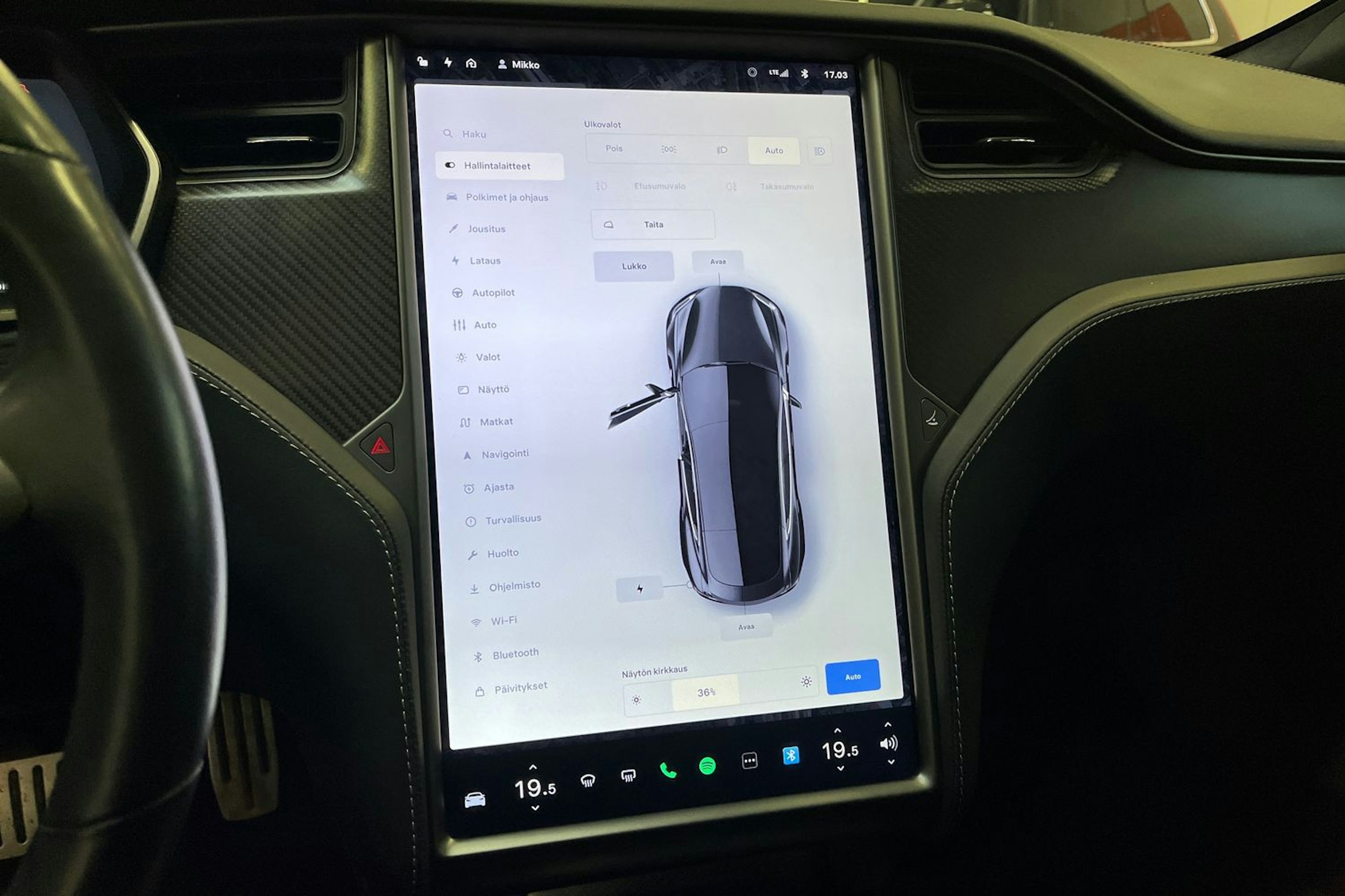 Musta Tesla Model S 2020 kuva 17.