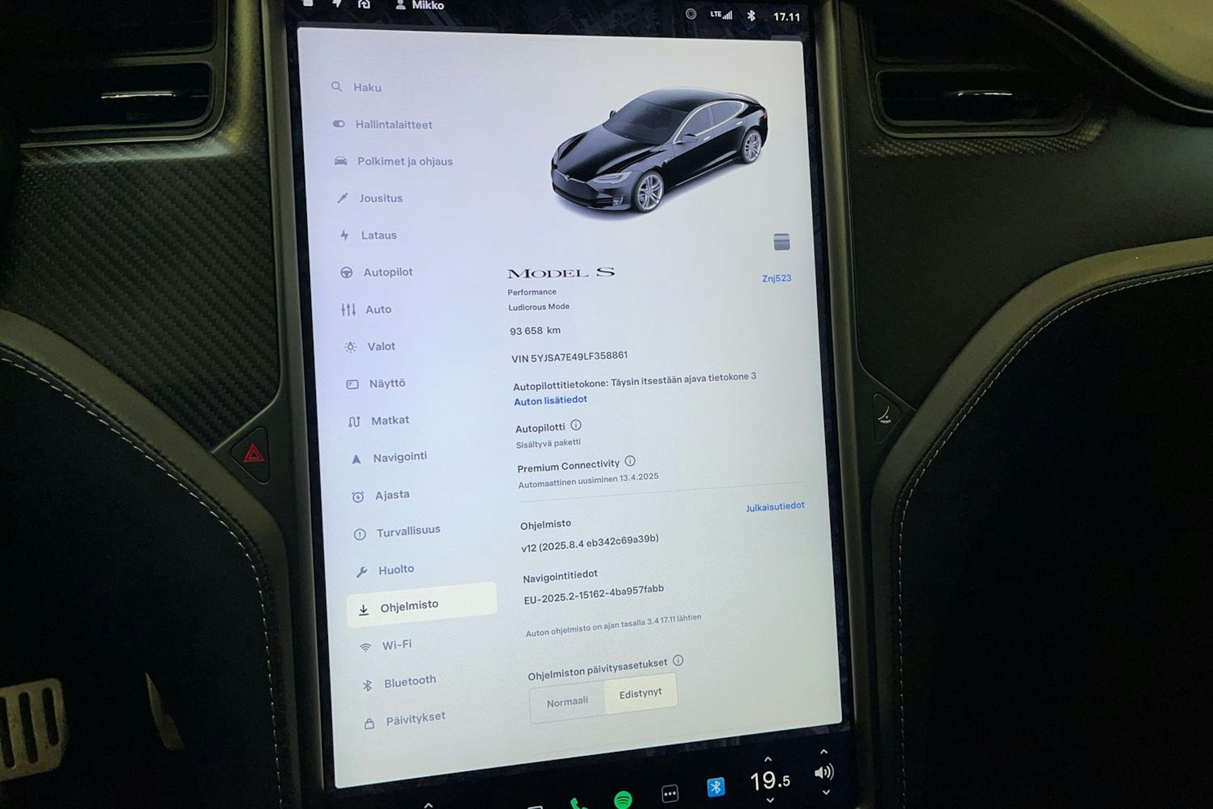 Musta Tesla Model S 2020 kuva 18.