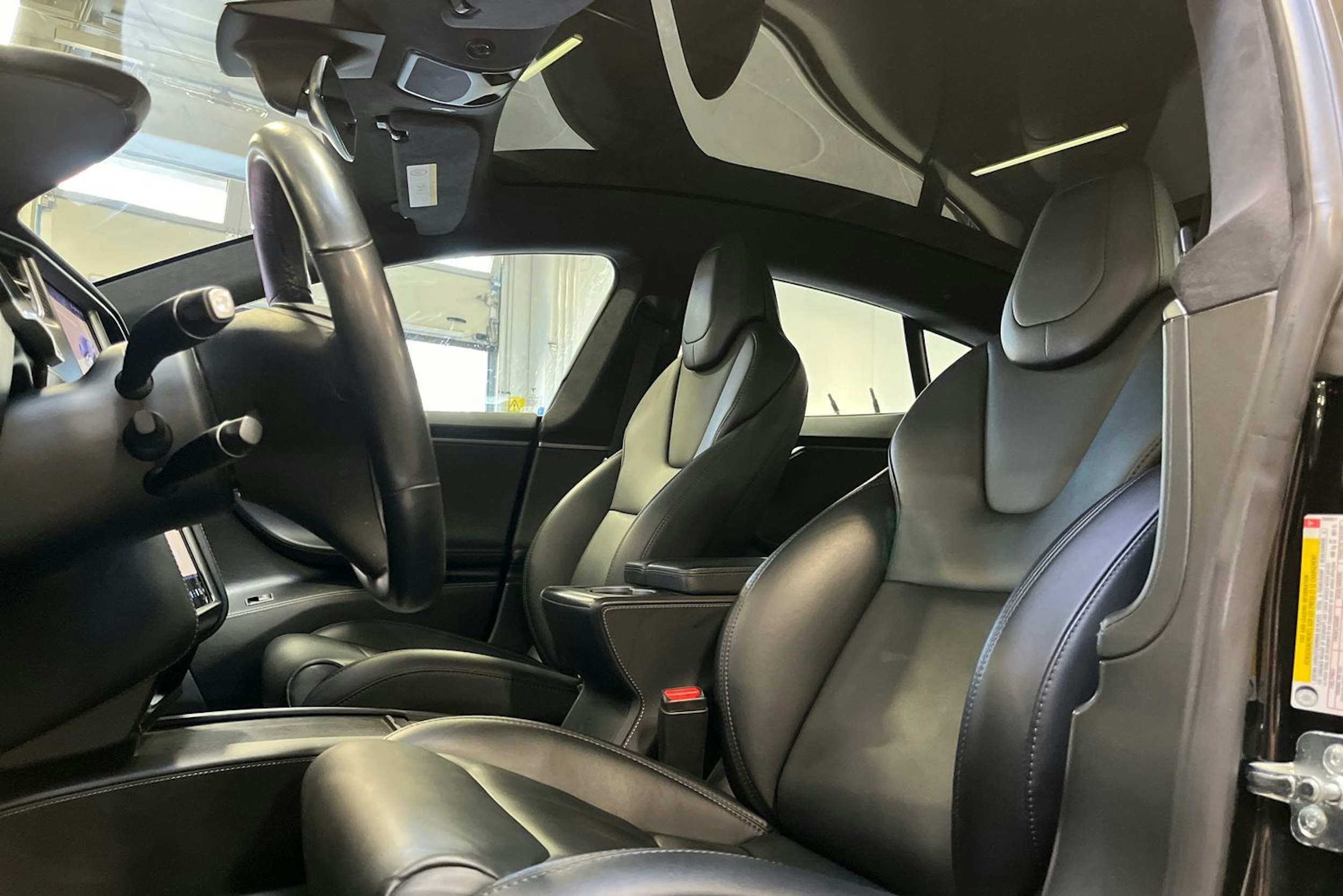 Musta Tesla Model S 2020 kuva 19.