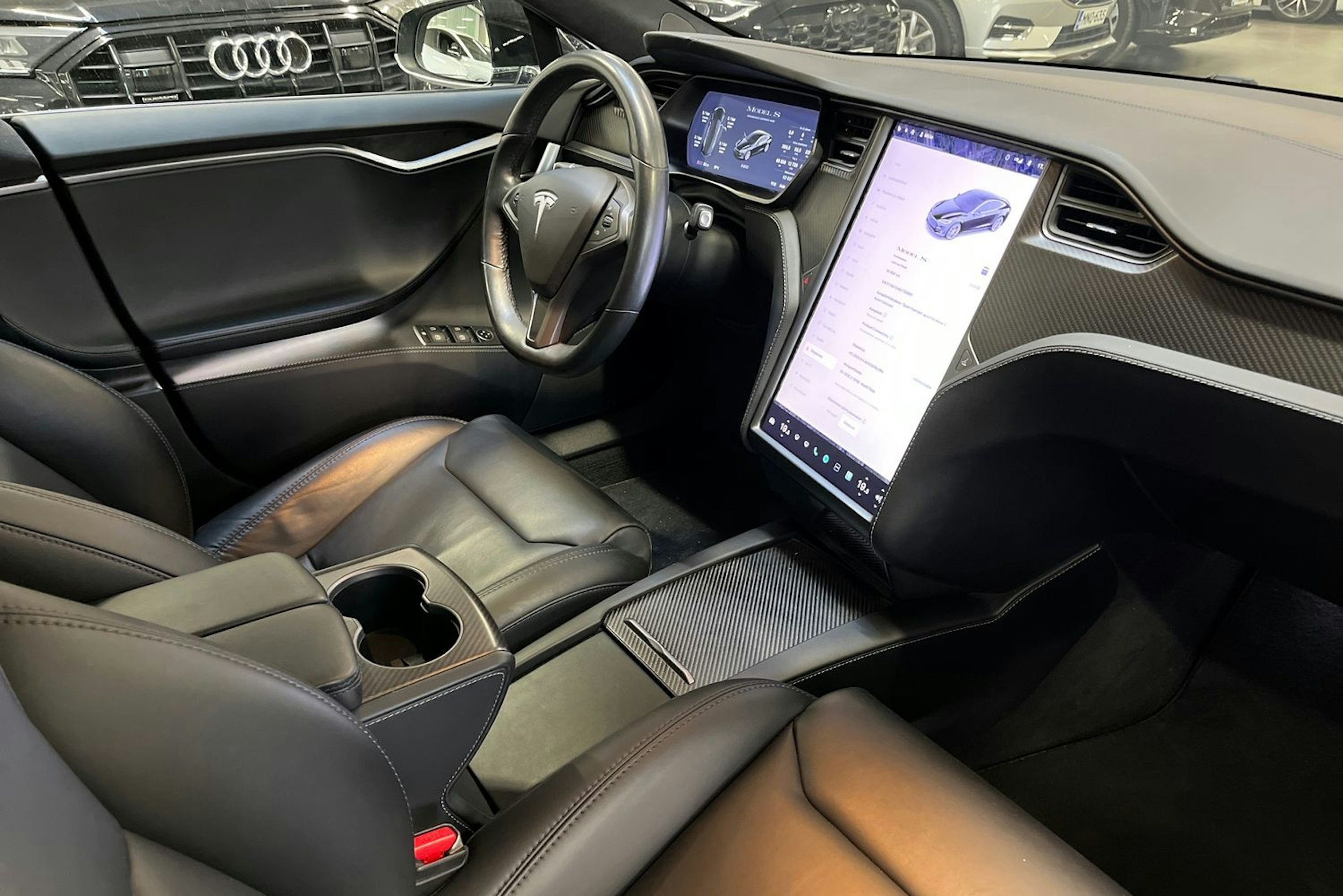Musta Tesla Model S 2020 kuva 22.
