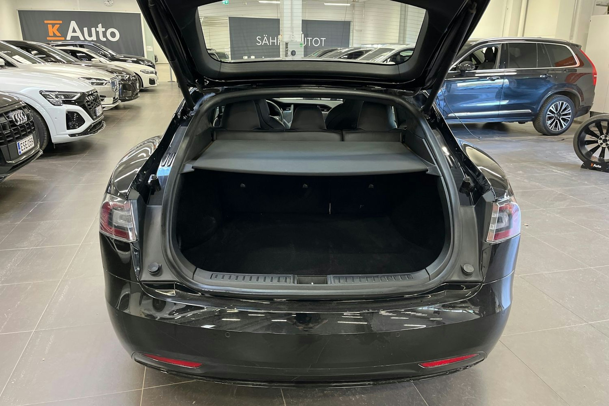 Musta Tesla Model S 2020 kuva 23.