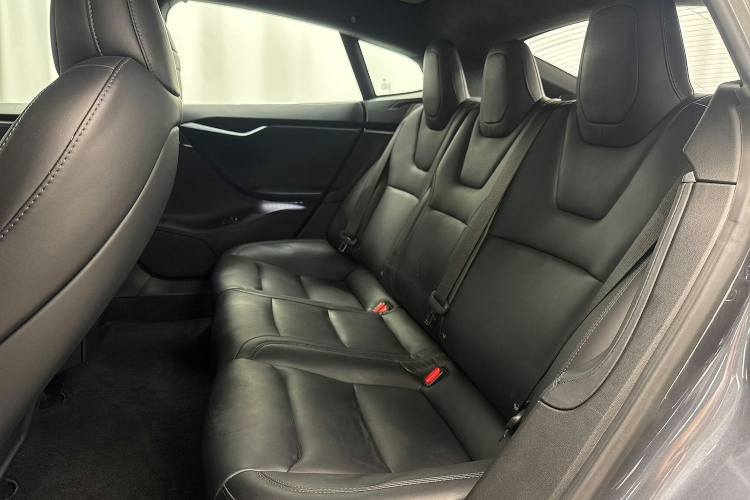 musta Tesla Model S 2021 kuva 8.