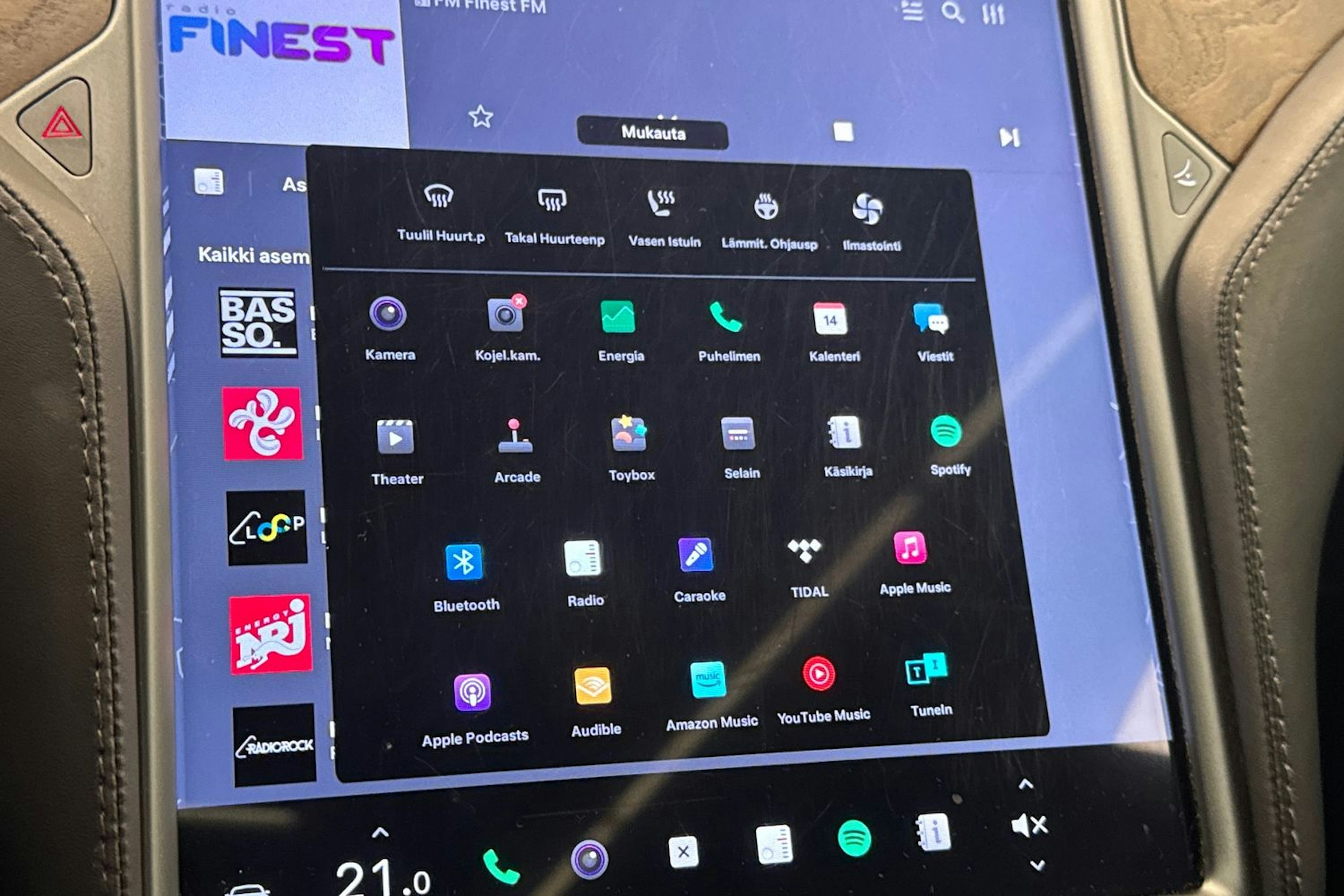 musta Tesla Model S 2021 kuva 17.