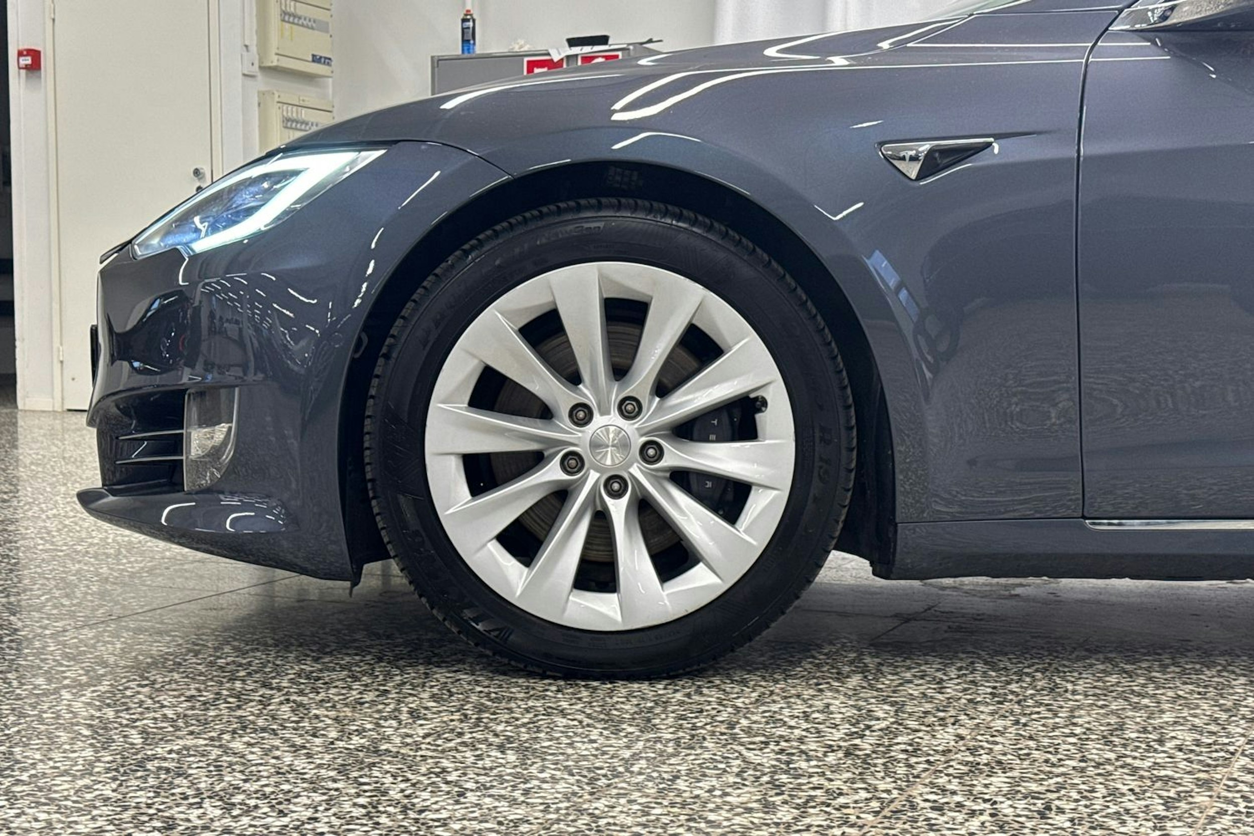 musta Tesla Model S 2021 kuva 33.