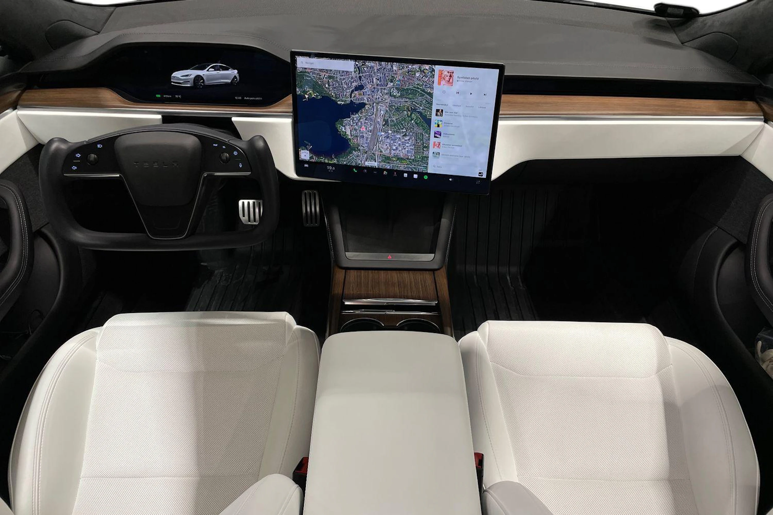 Valkoinen Tesla Model S 2023 kuva 7.