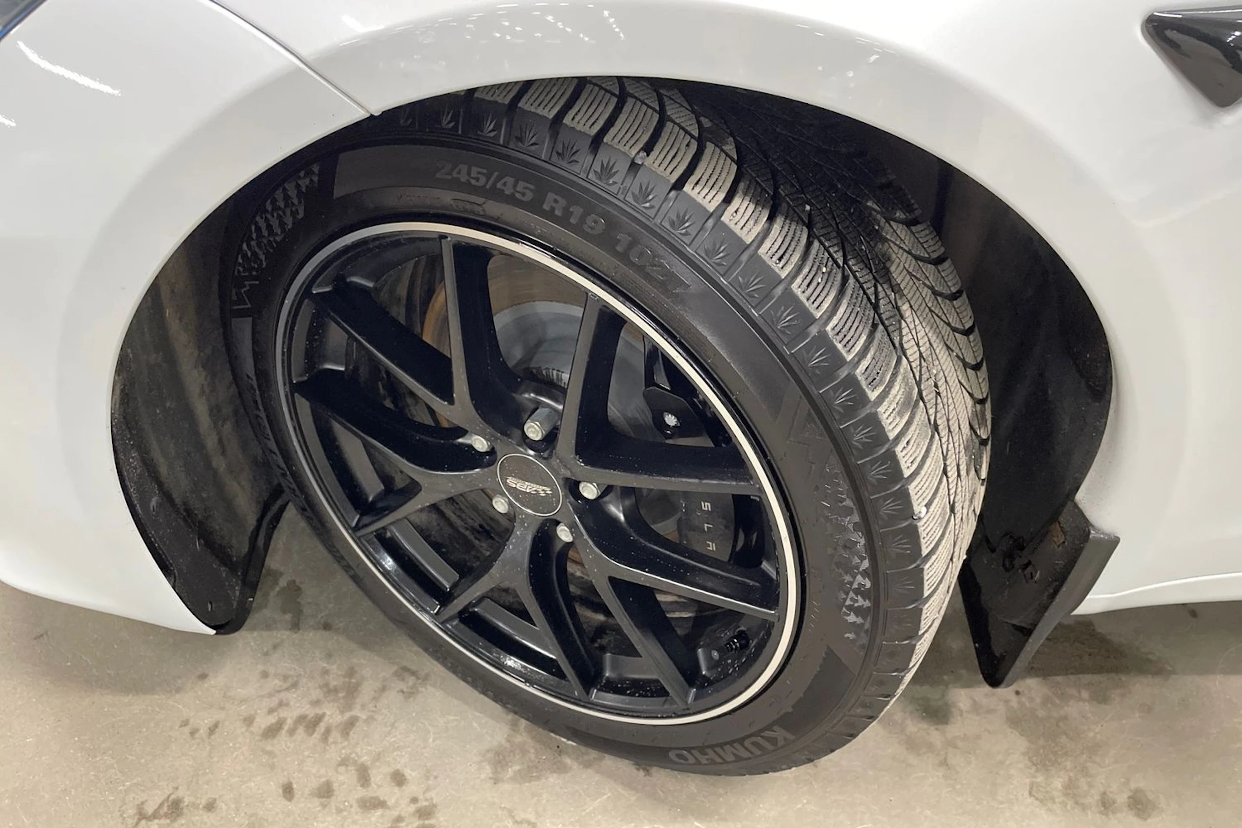 Valkoinen Tesla Model S 2023 kuva 10.