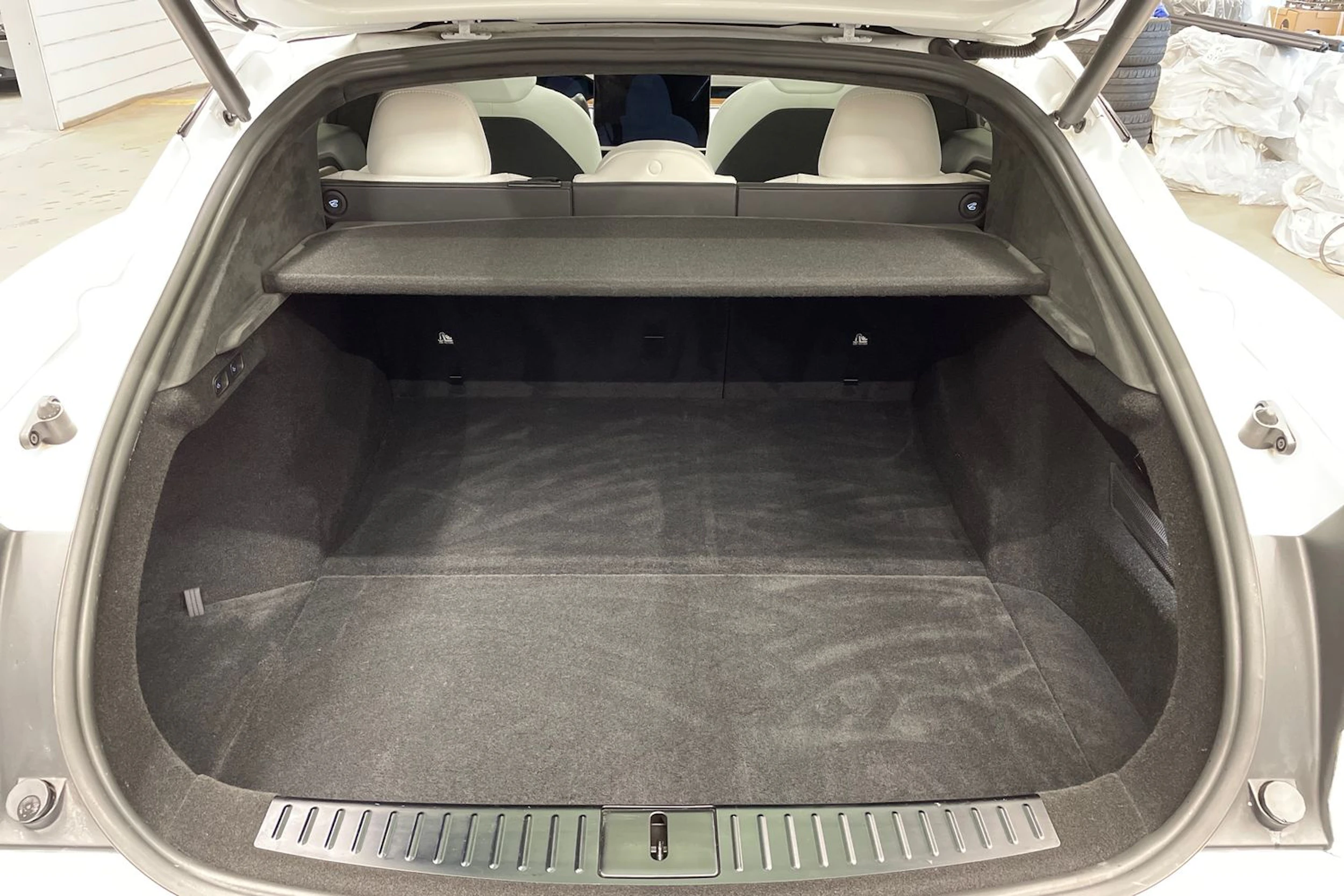 Valkoinen Tesla Model S 2023 kuva 11.