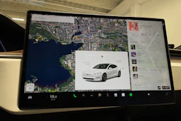 Valkoinen Tesla Model S 2023 kuva 13.