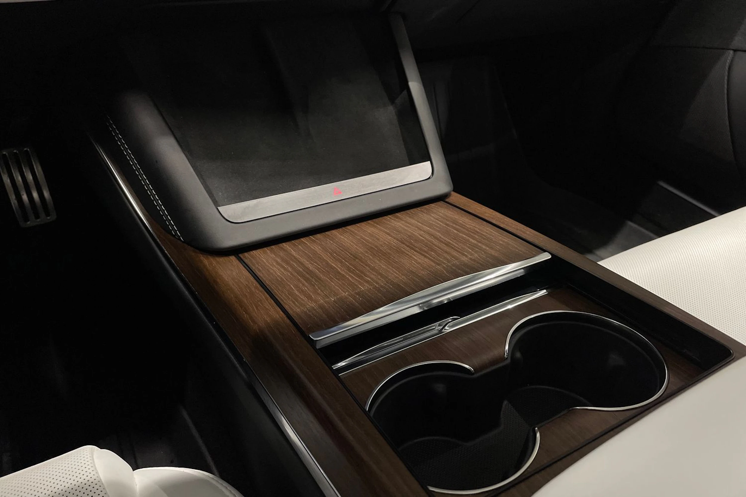 Valkoinen Tesla Model S 2023 kuva 18.