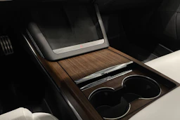 Valkoinen Tesla Model S 2023 kuva 18.