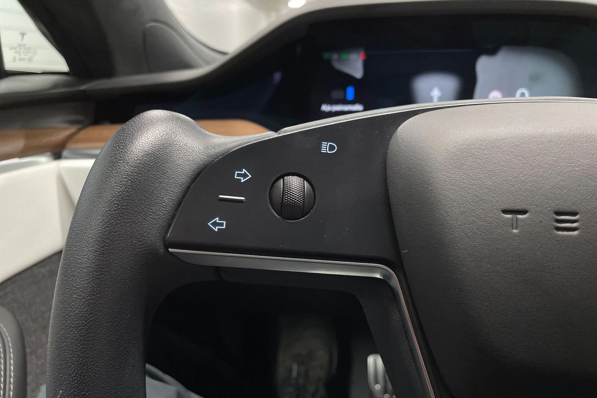 Valkoinen Tesla Model S 2023 kuva 19.