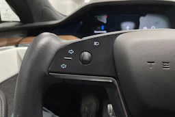 Valkoinen Tesla Model S 2023 kuva 19.