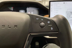 Valkoinen Tesla Model S 2023 kuva 20.