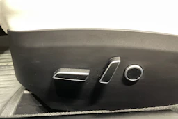 Valkoinen Tesla Model S 2023 kuva 21.