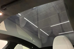 Valkoinen Tesla Model S 2023 kuva 22.