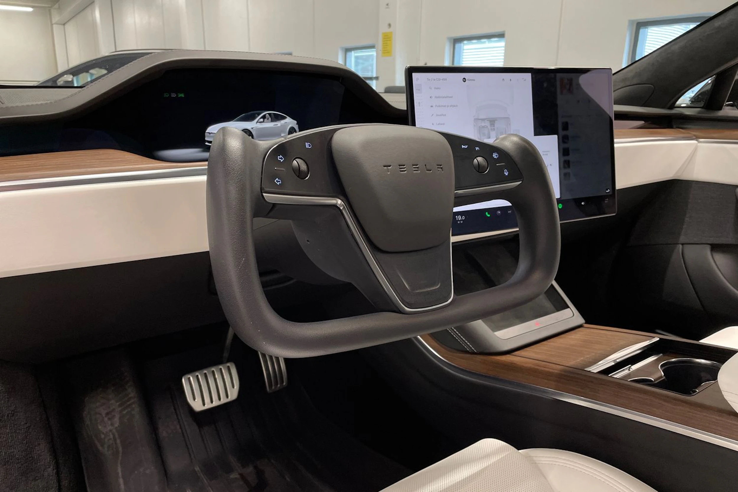 Valkoinen Tesla Model S 2023 kuva 23.