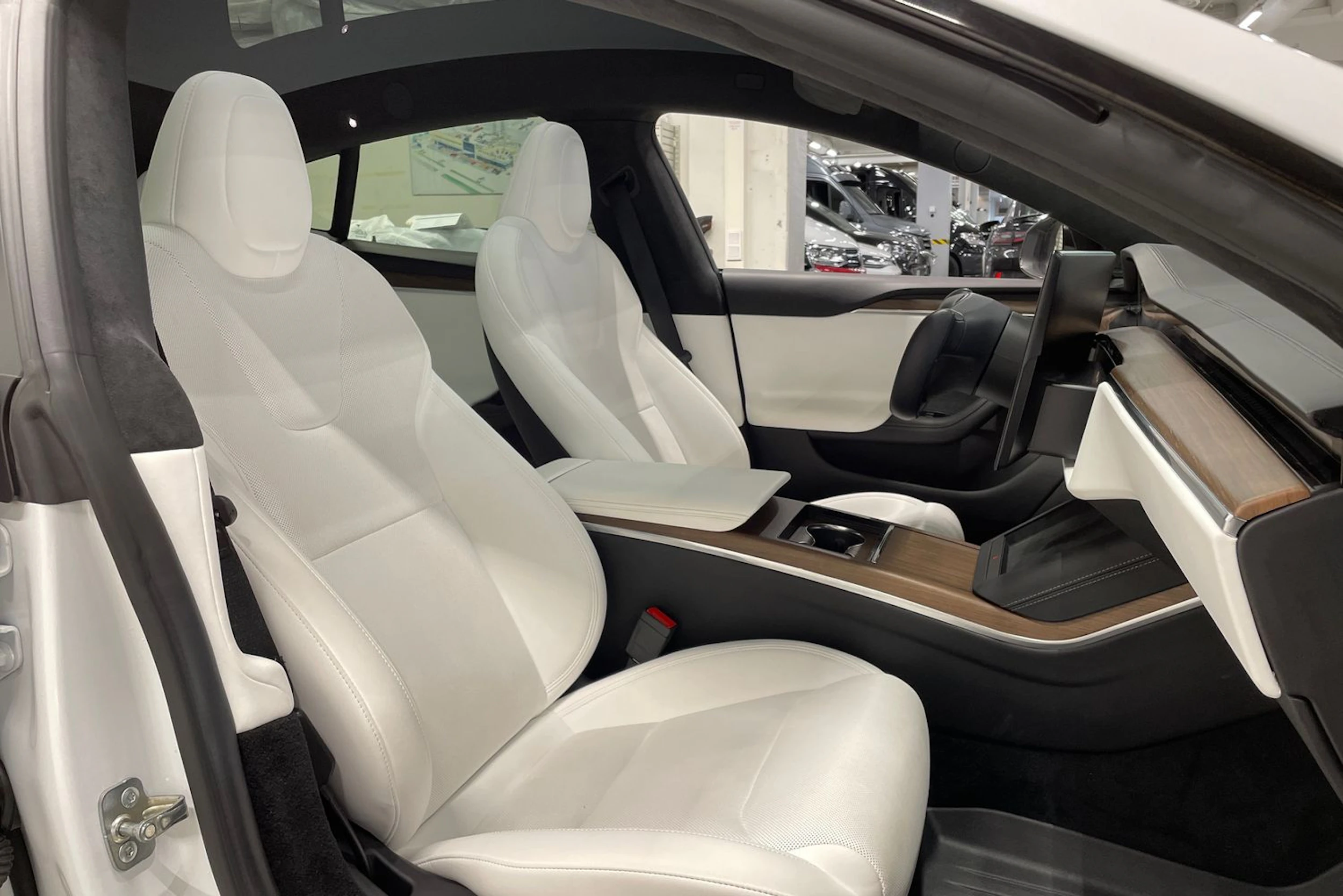 Valkoinen Tesla Model S 2023 kuva 24.