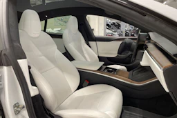 Valkoinen Tesla Model S 2023 kuva 24.