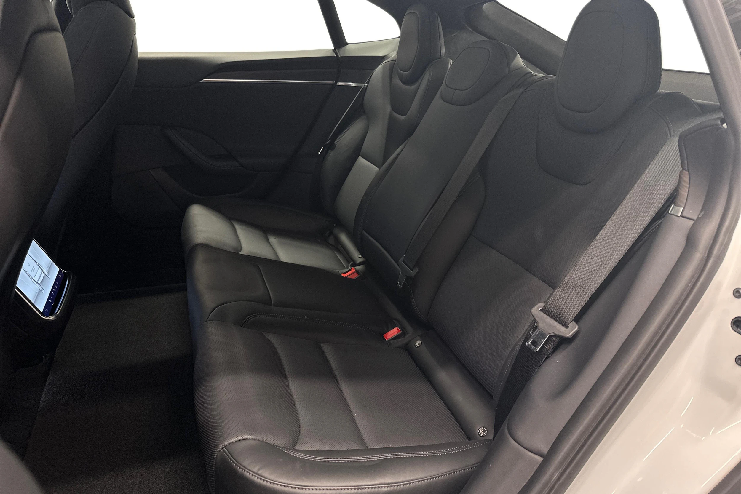 valkoinen Tesla Model S 2023 kuva 8.