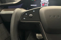 valkoinen Tesla Model S 2023 kuva 11.