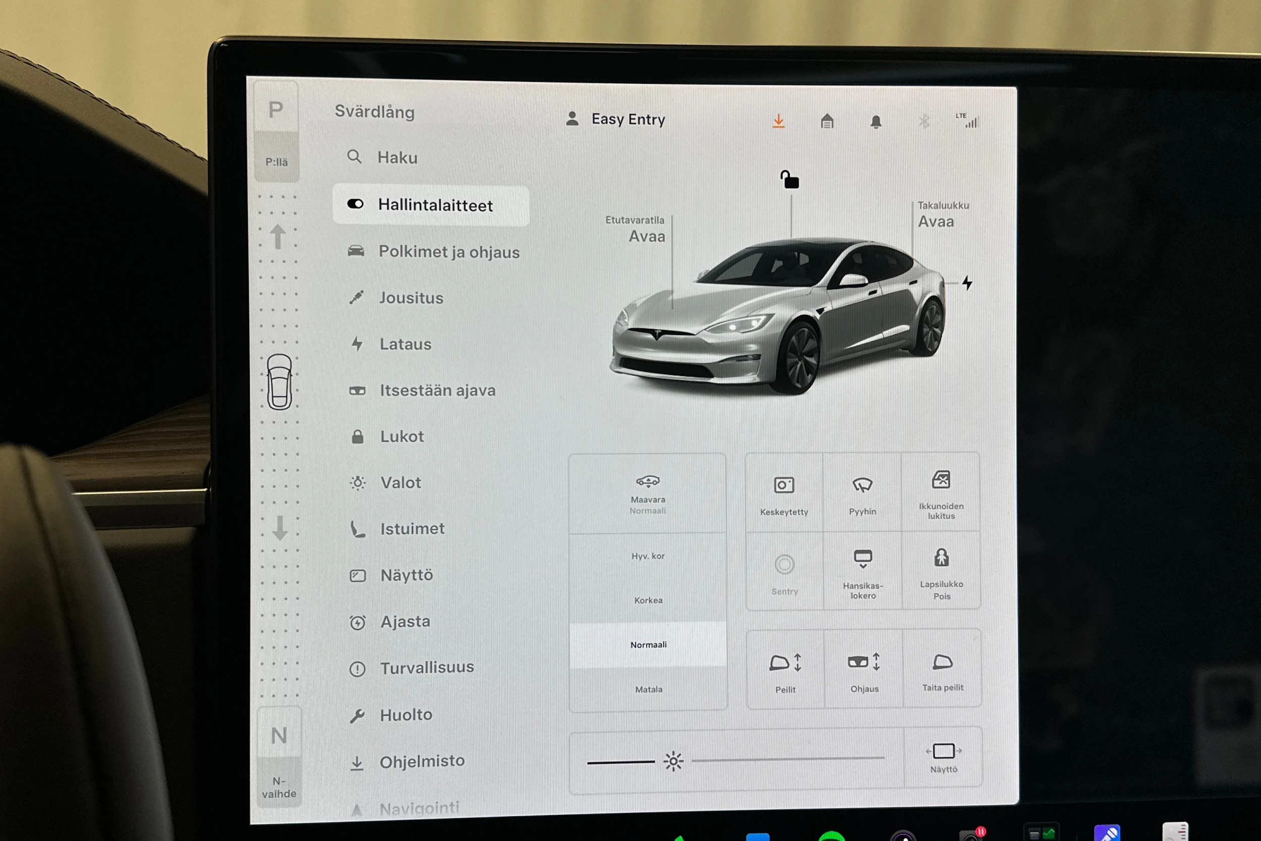 valkoinen Tesla Model S 2023 kuva 21.