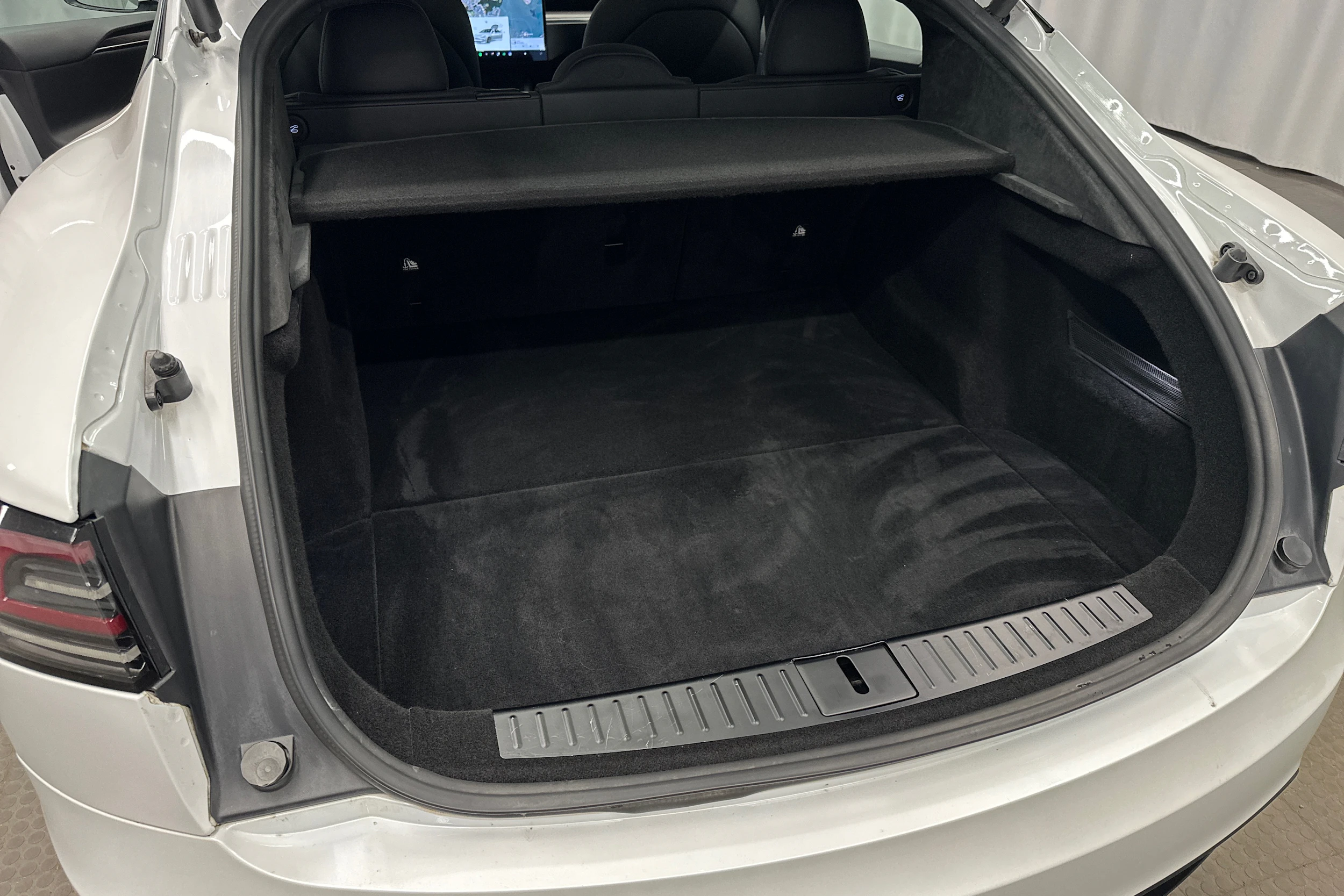 valkoinen Tesla Model S 2023 kuva 37.