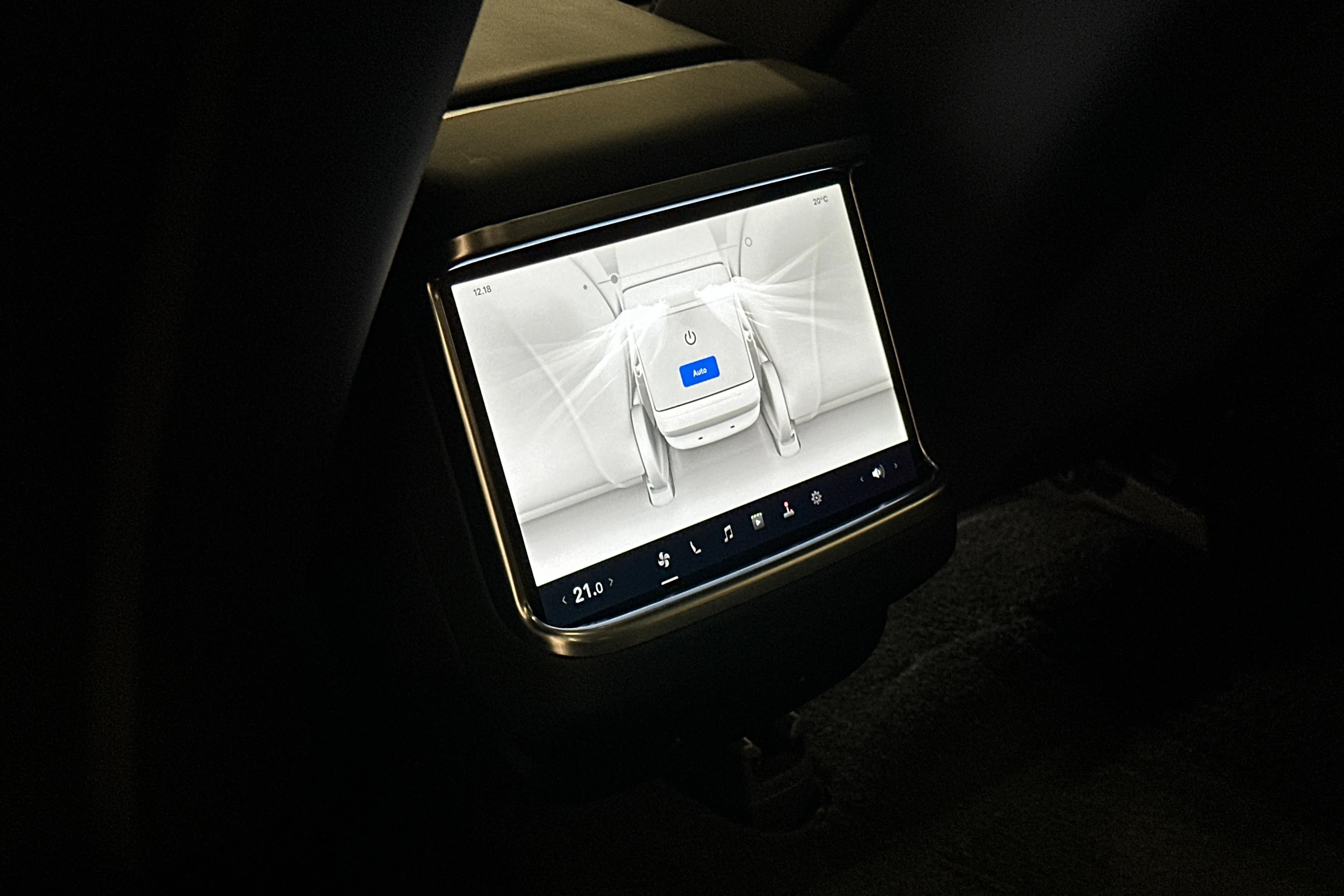 valkoinen Tesla Model S 2023 kuva 41.