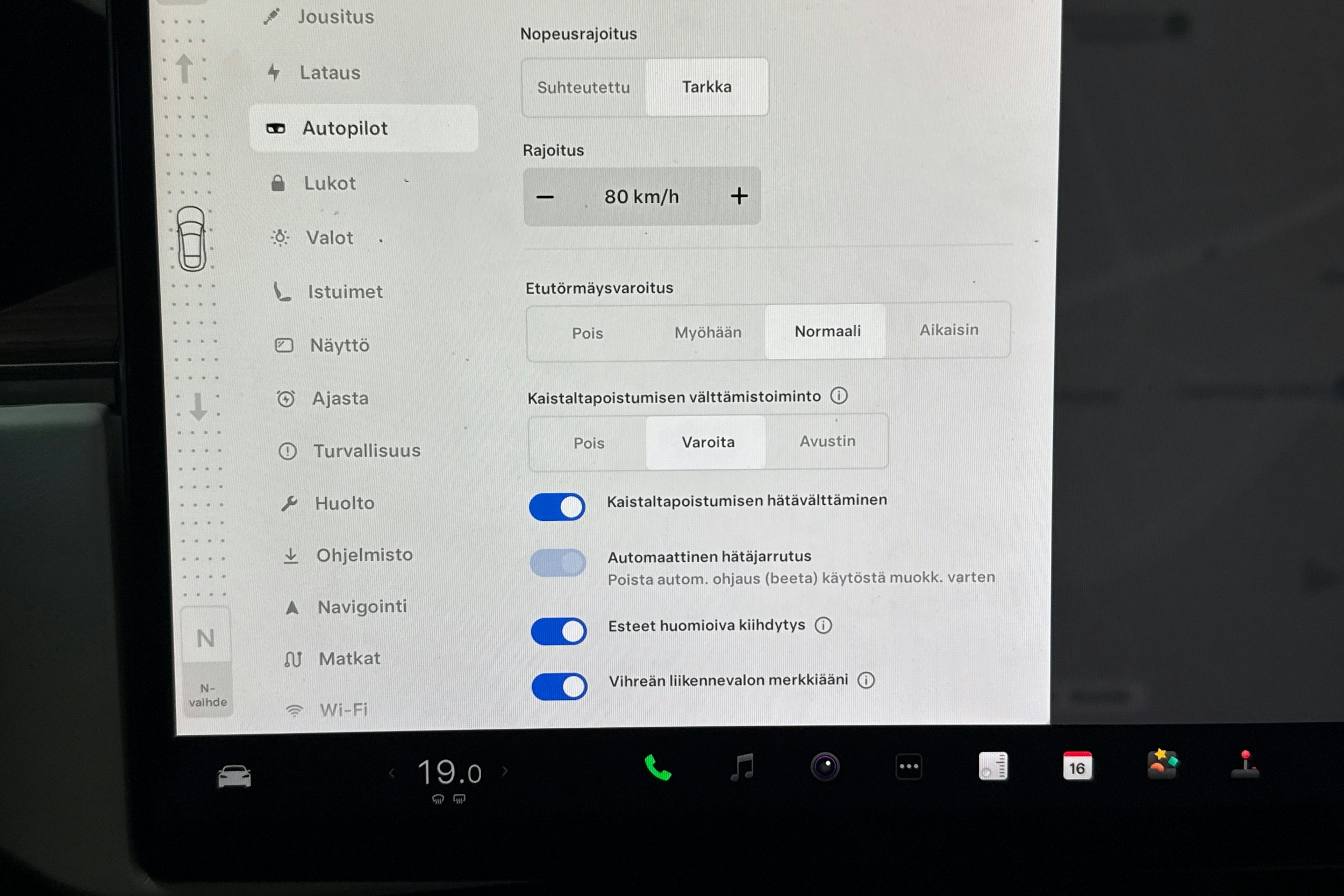 met. musta Tesla Model S 2023 kuva 18.