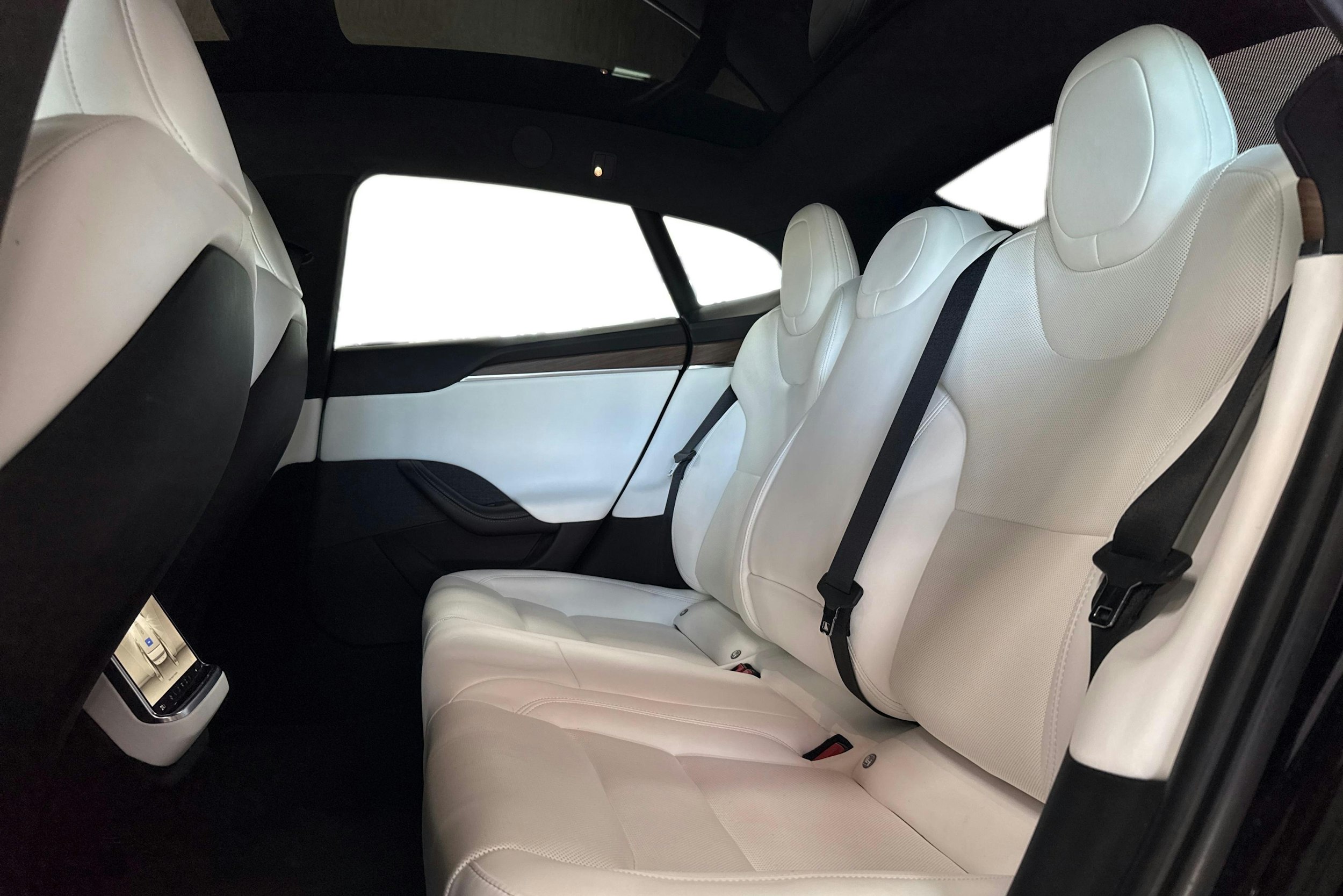 met. musta Tesla Model S 2023 kuva 27.