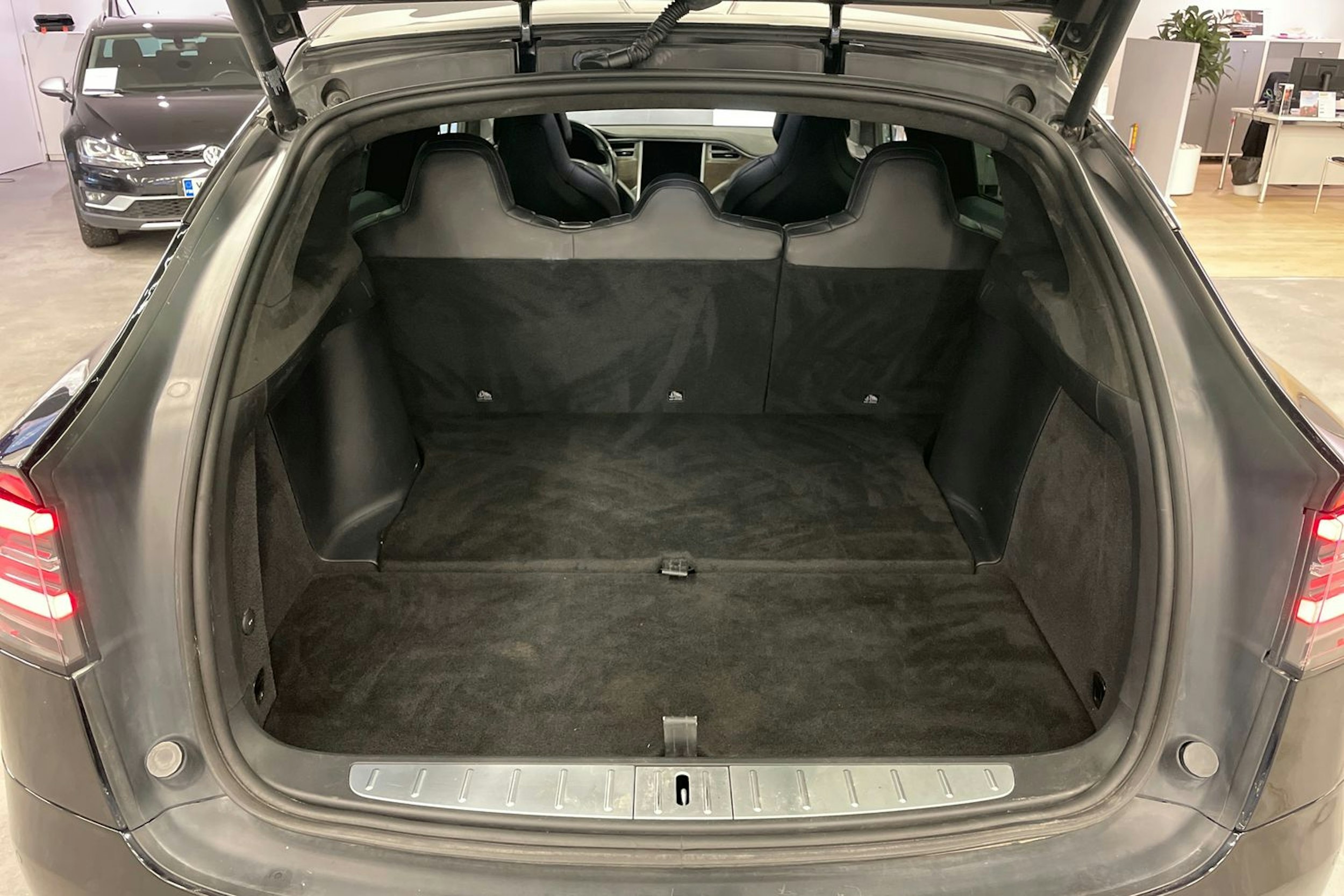 musta Tesla Model X 2017 kuva 19.