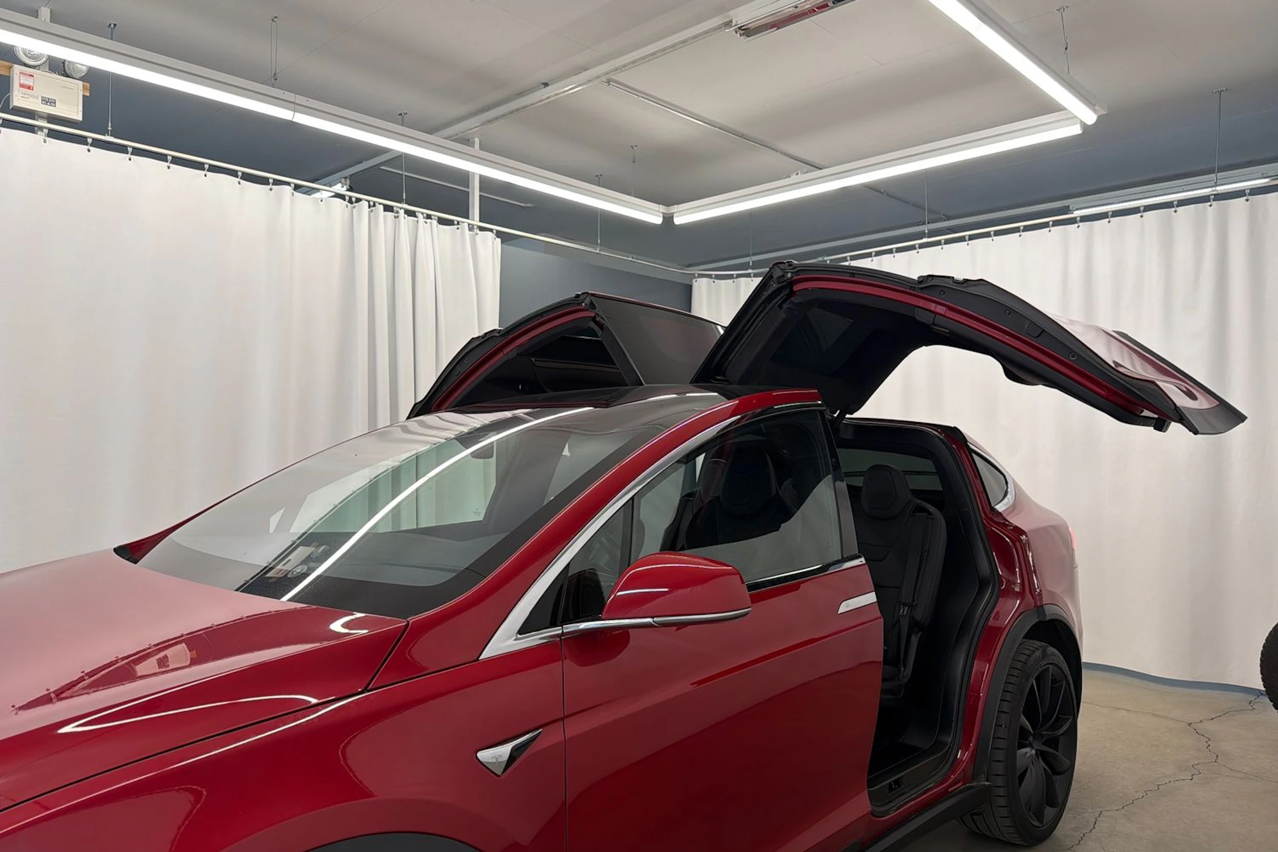 punainen Tesla Model X 2017 kuva 17.