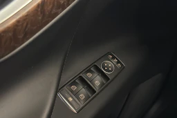 punainen Tesla Model X 2017 kuva 21.